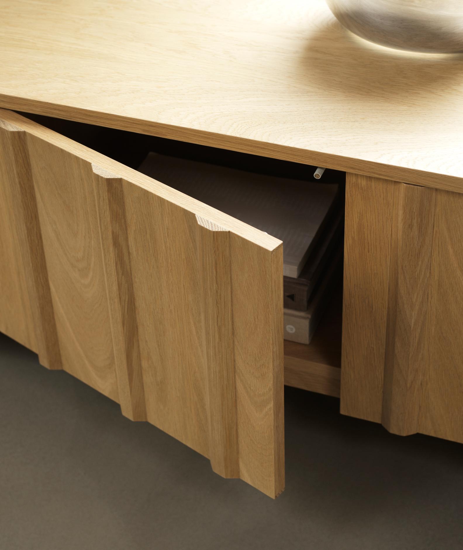 RIB chest of drawers oak veneer