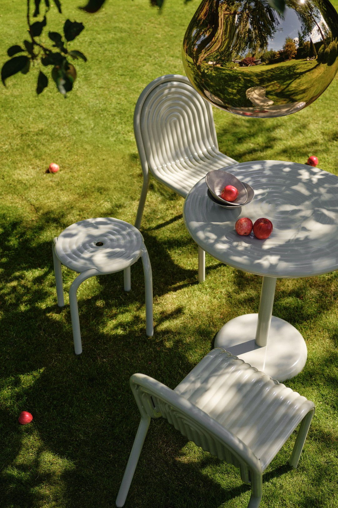 Round Outdoor Table GROOVE Broken White