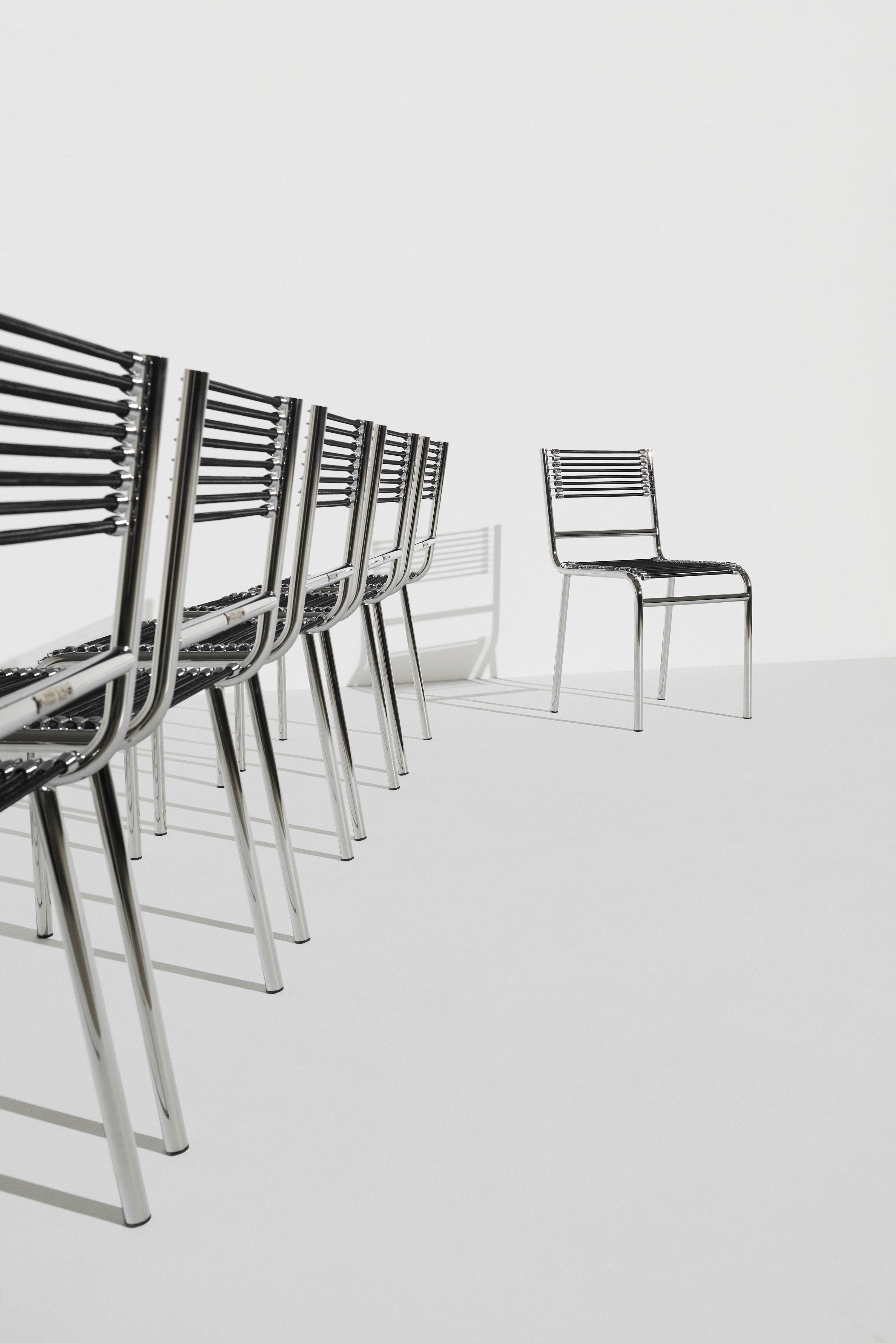 SANDOWS Chair N°212 in black with a steel base