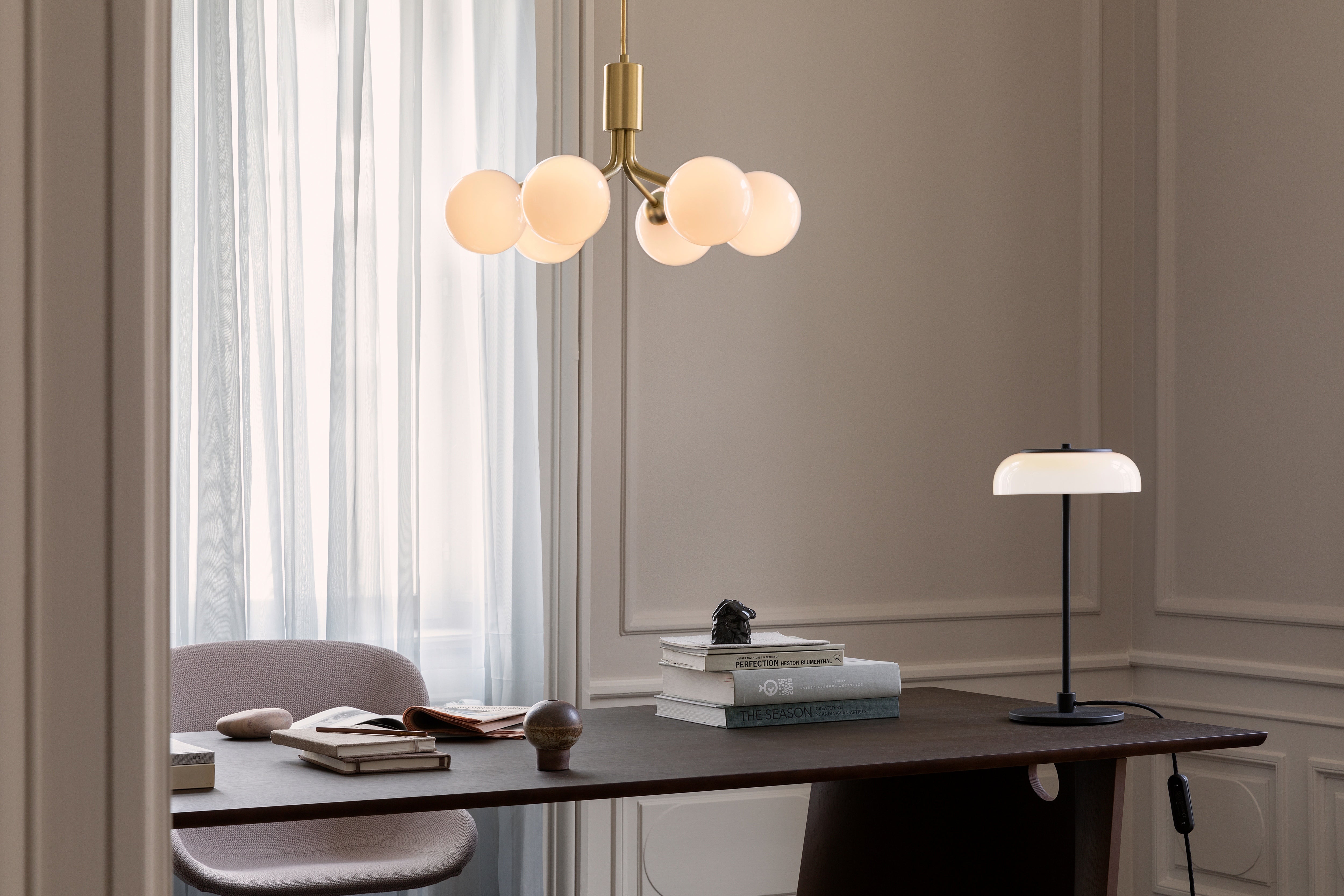 APIALES 6 Black Pendant Lamp with Opal Glass