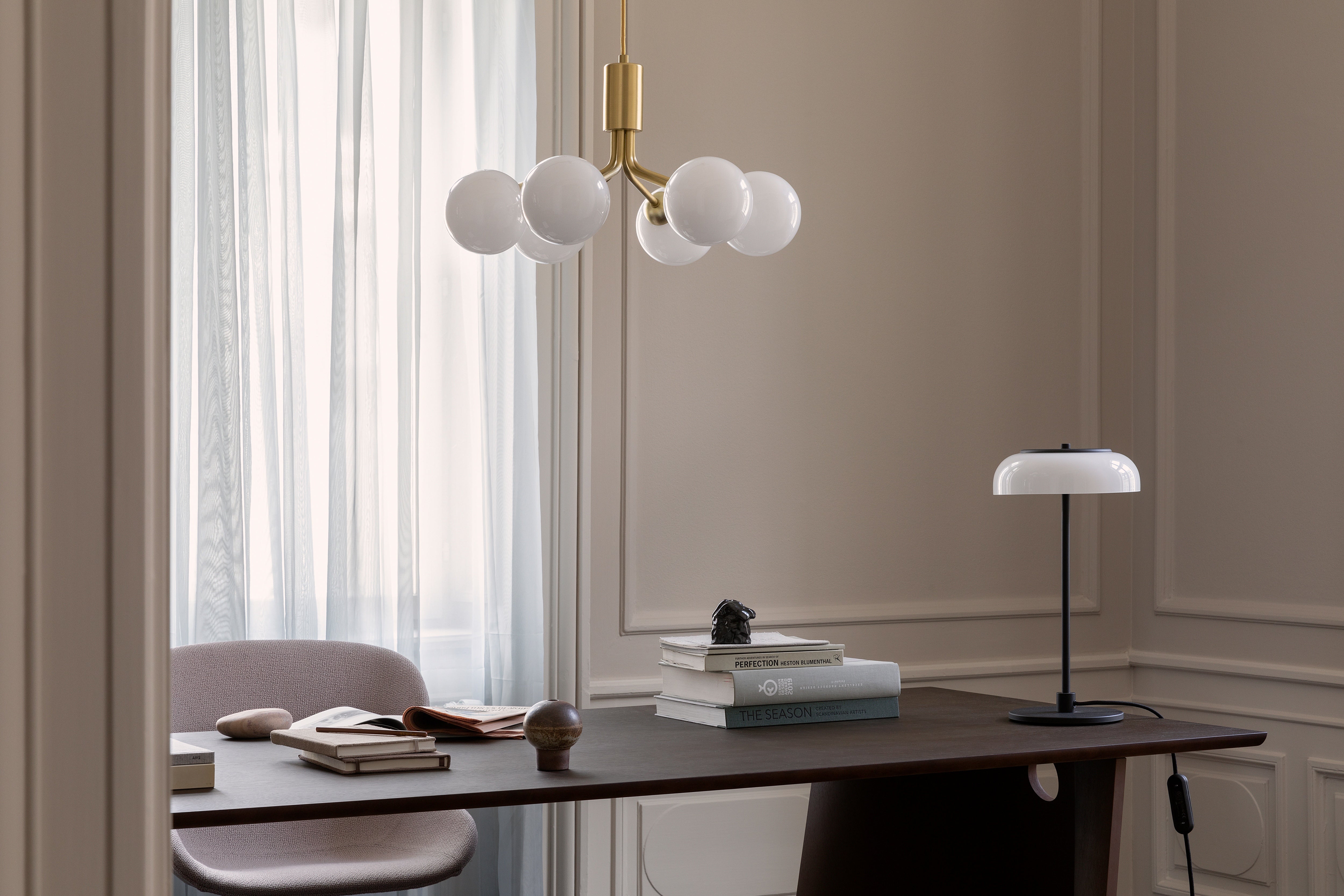 APIALES 6 Black Pendant Lamp with Opal Glass