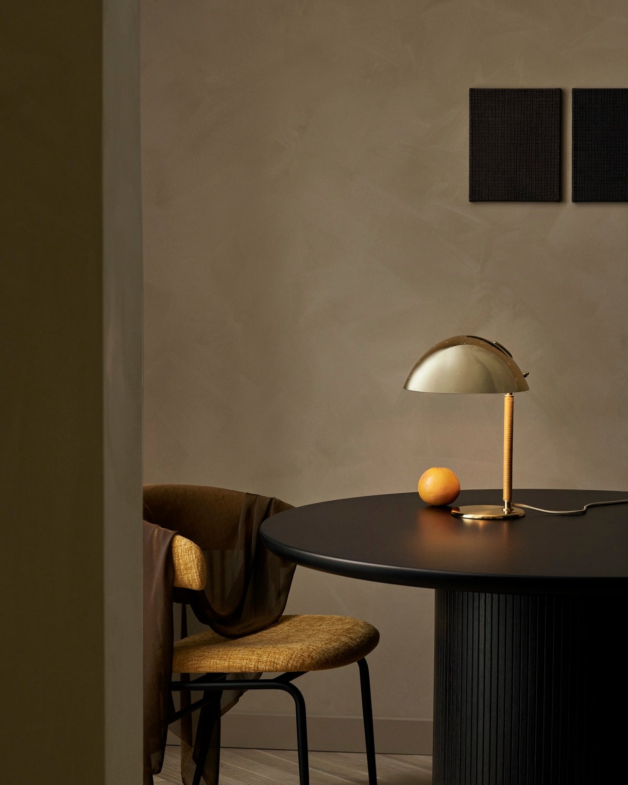 Runder Tisch MOON schwarz Eichenfurnier und Marmor