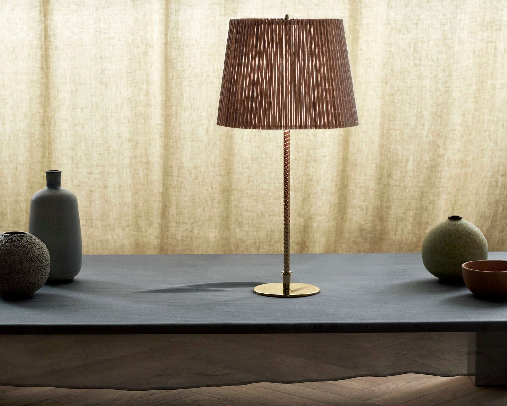 Tischlampe 9205 mit beigem Schirm und goldenem Fuß