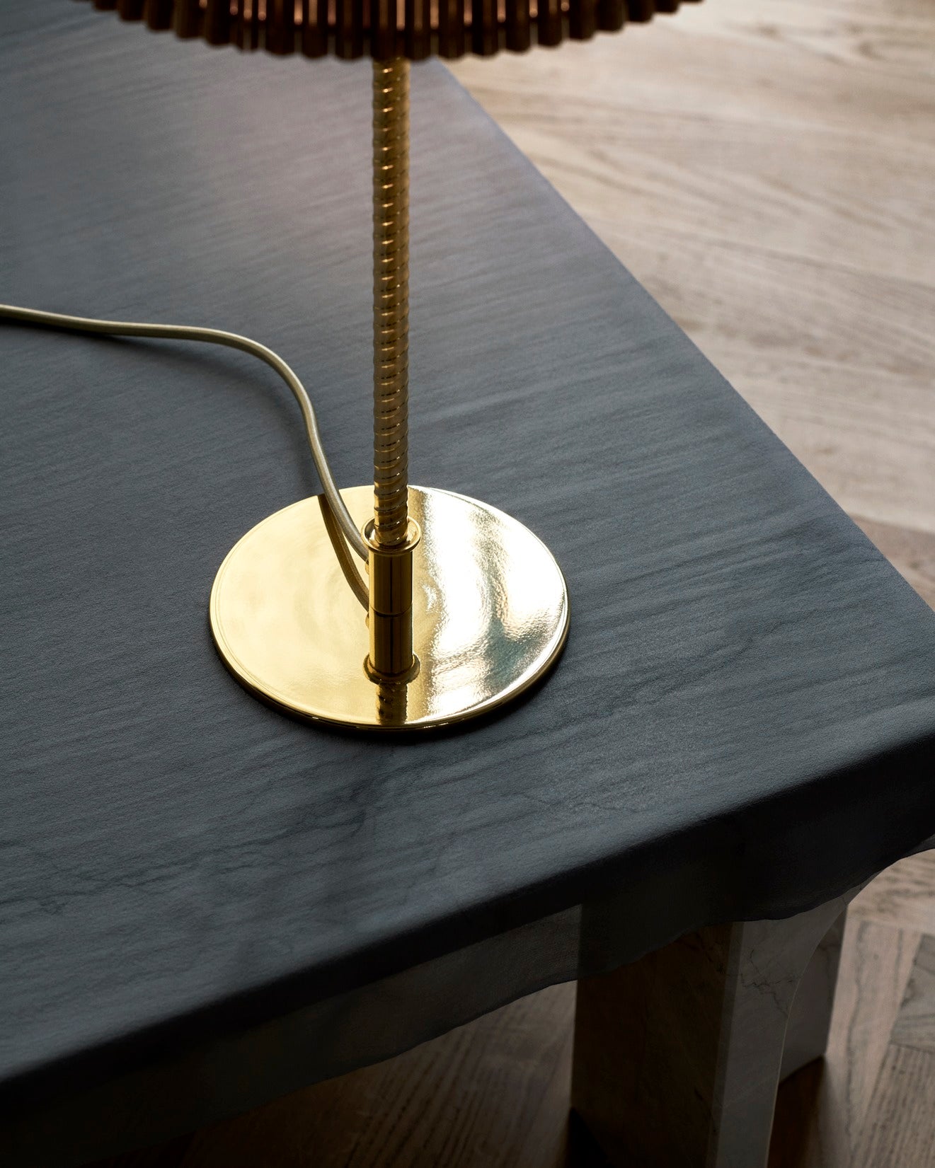 Tischlampe 9205 mit beigem Schirm und goldenem Fuß
