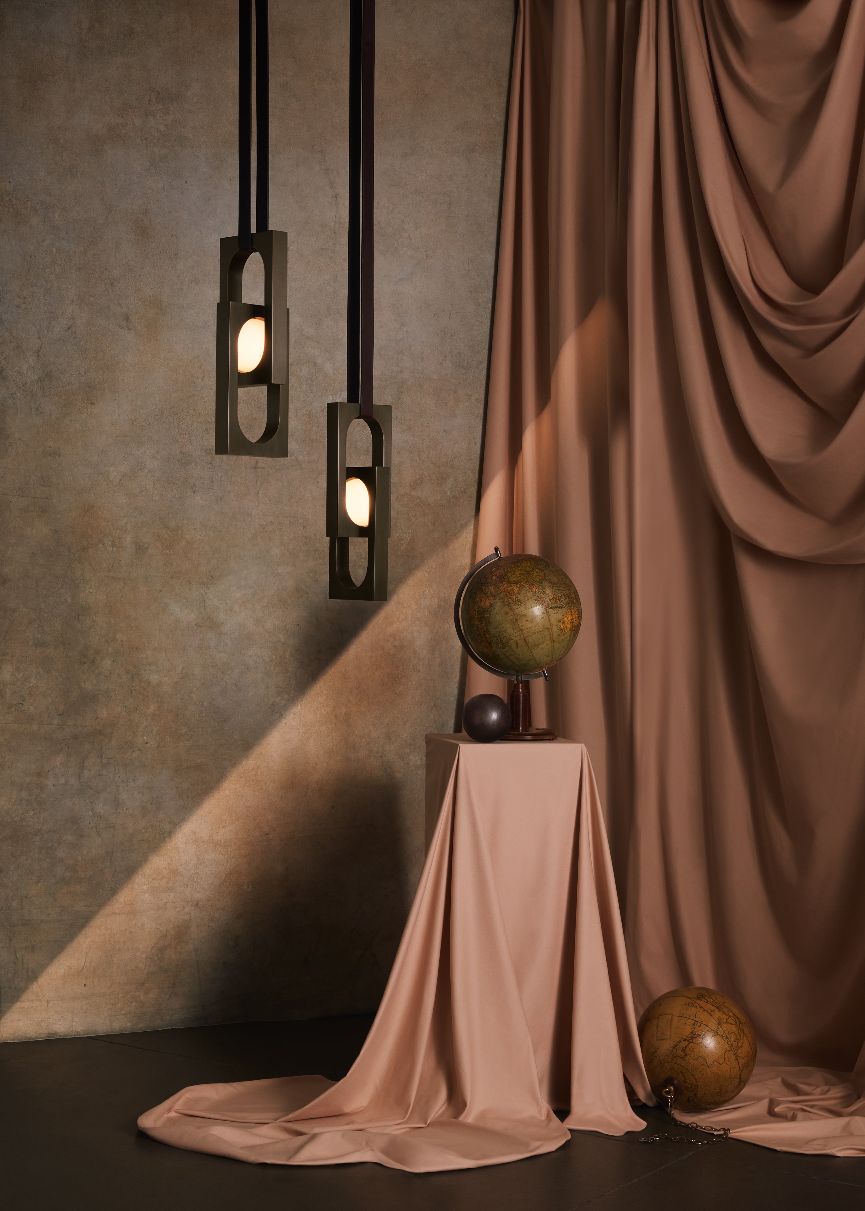 Lampa wisząca MYTHOS DUO opalowy klosz z mosiądzem