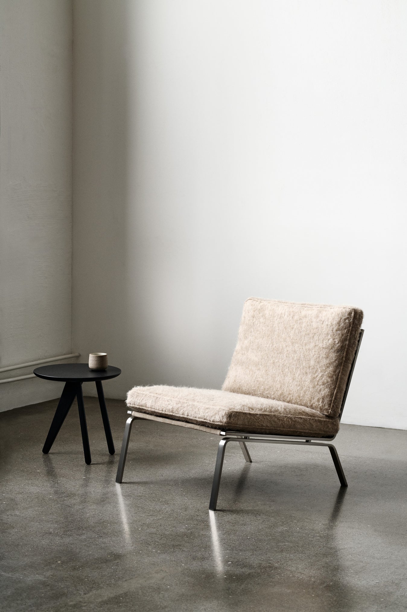 FIN black side table