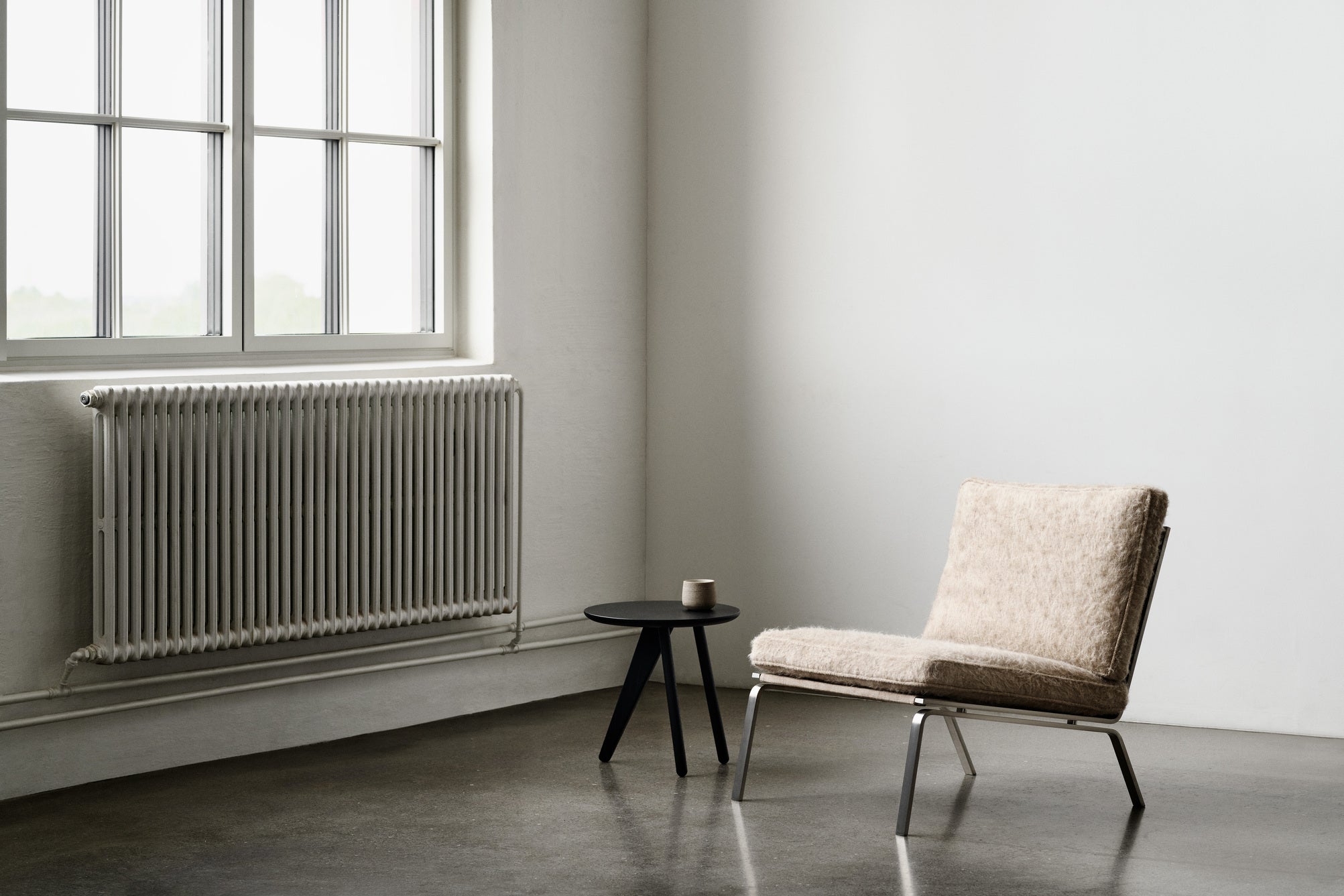 FIN black side table
