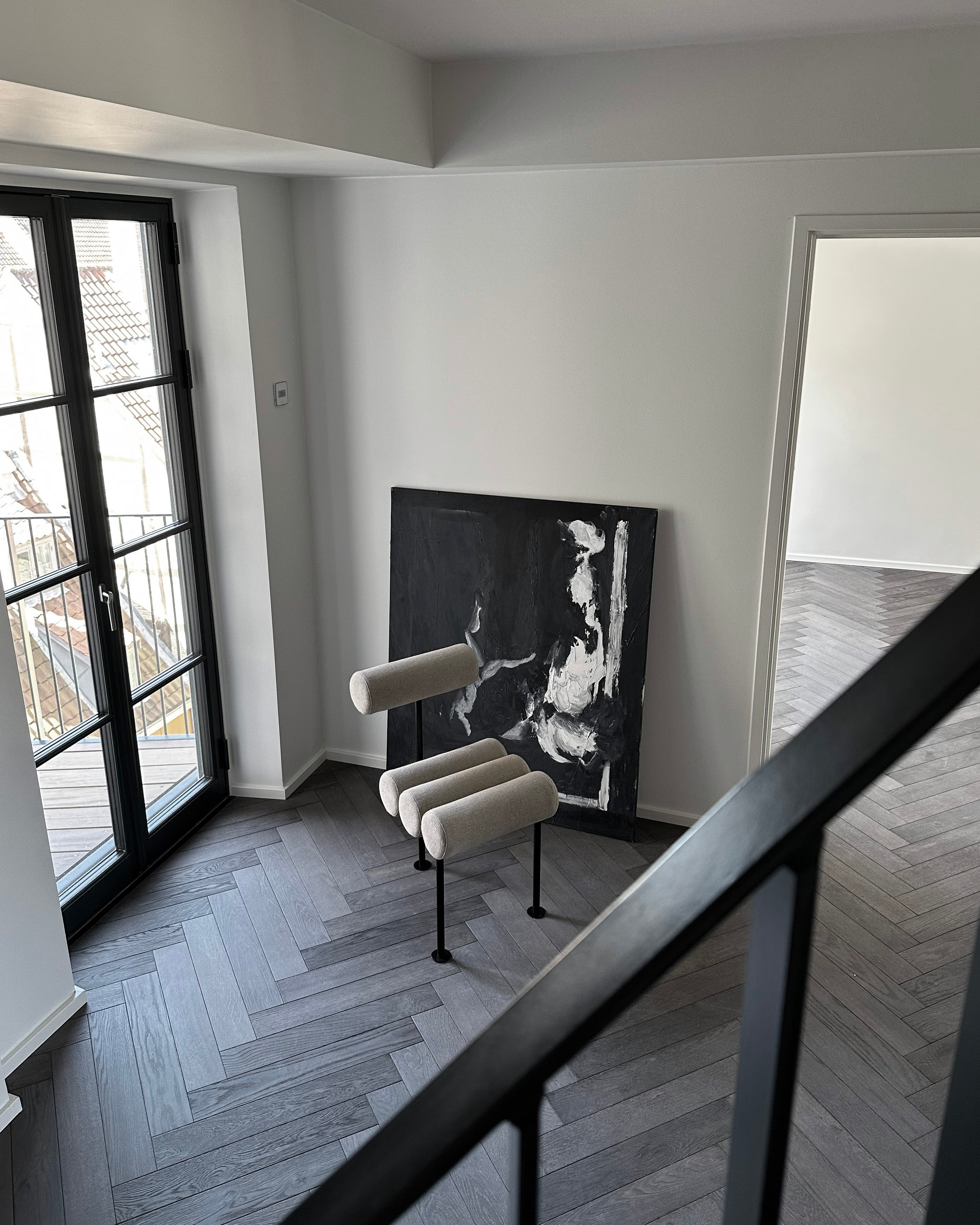 HIRO chair beige with black base