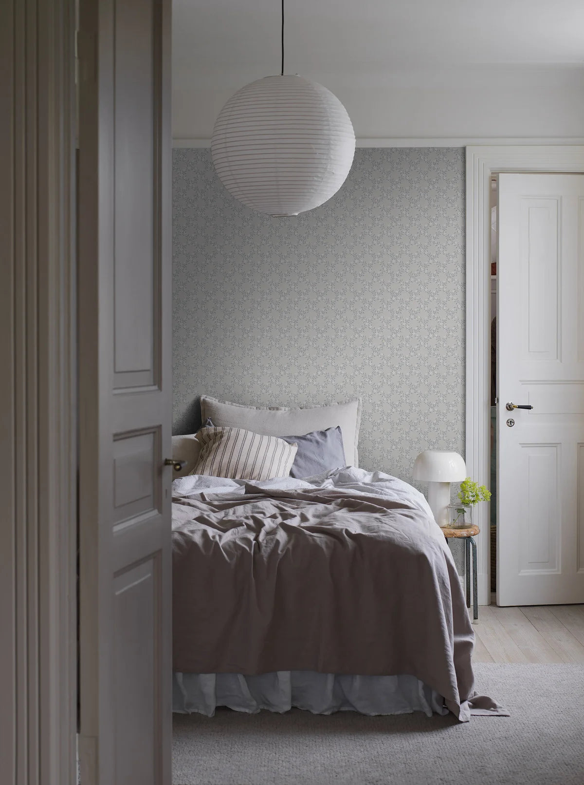SOMMARSLÖJA Blue Floral Wallpaper with White