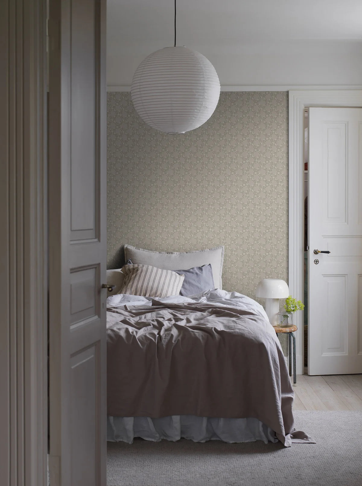 SOMMARSLÖJA Dark Beige Floral Pattern Wallpaper with White