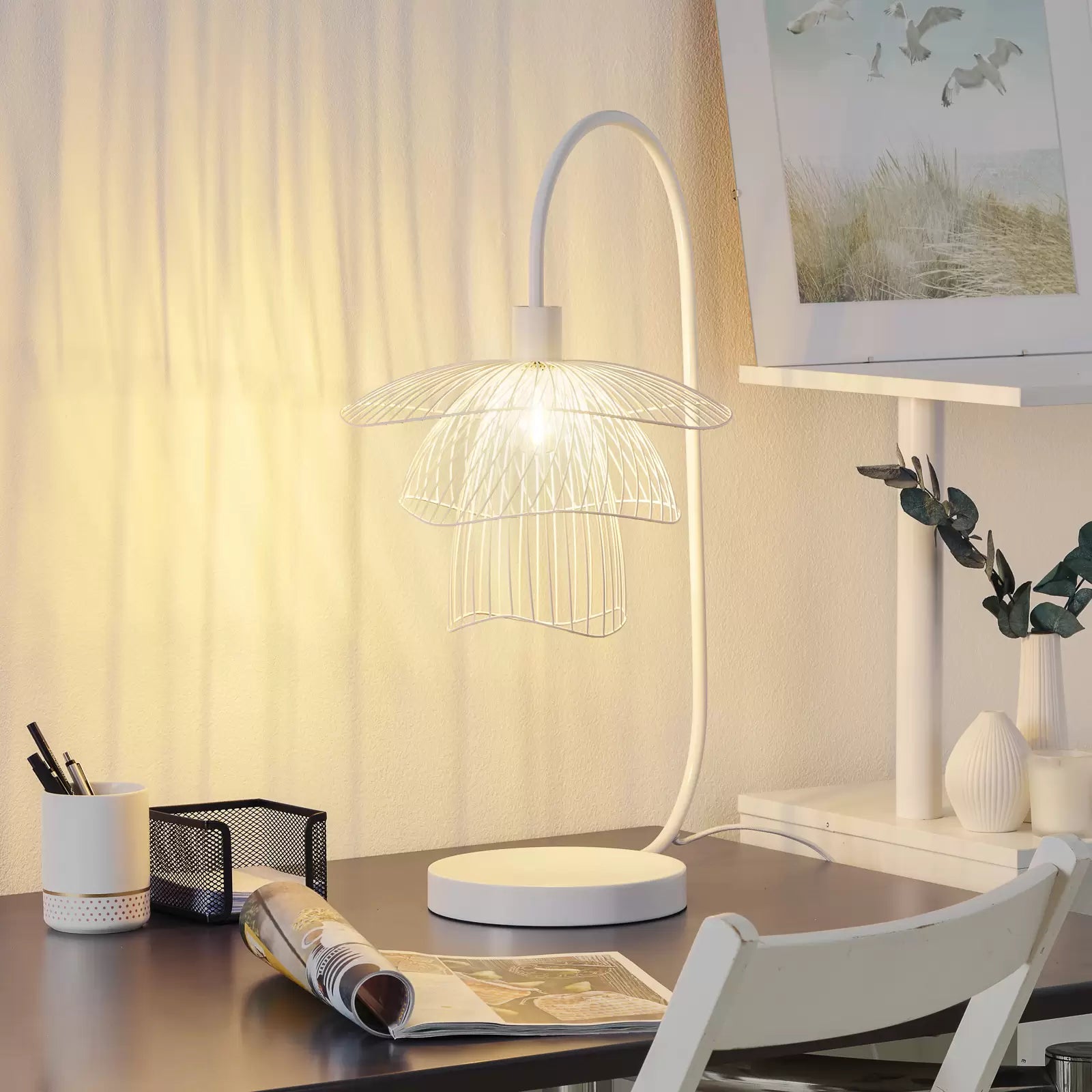 Weiße Papillon -Tischlampe