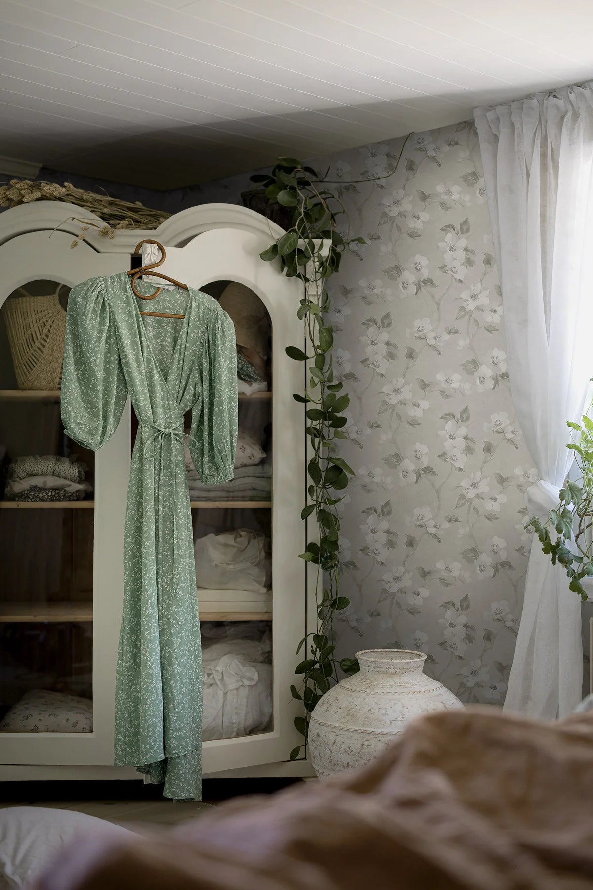 HELEN'S FLOWER Gray-Beige Floral Pattern Wallpaper with White