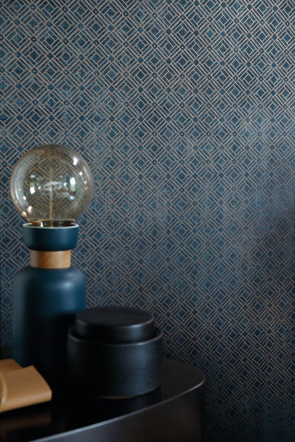 Metallic wallpaper with geometric pattern KHEOPS - BEIGE brown with beige
