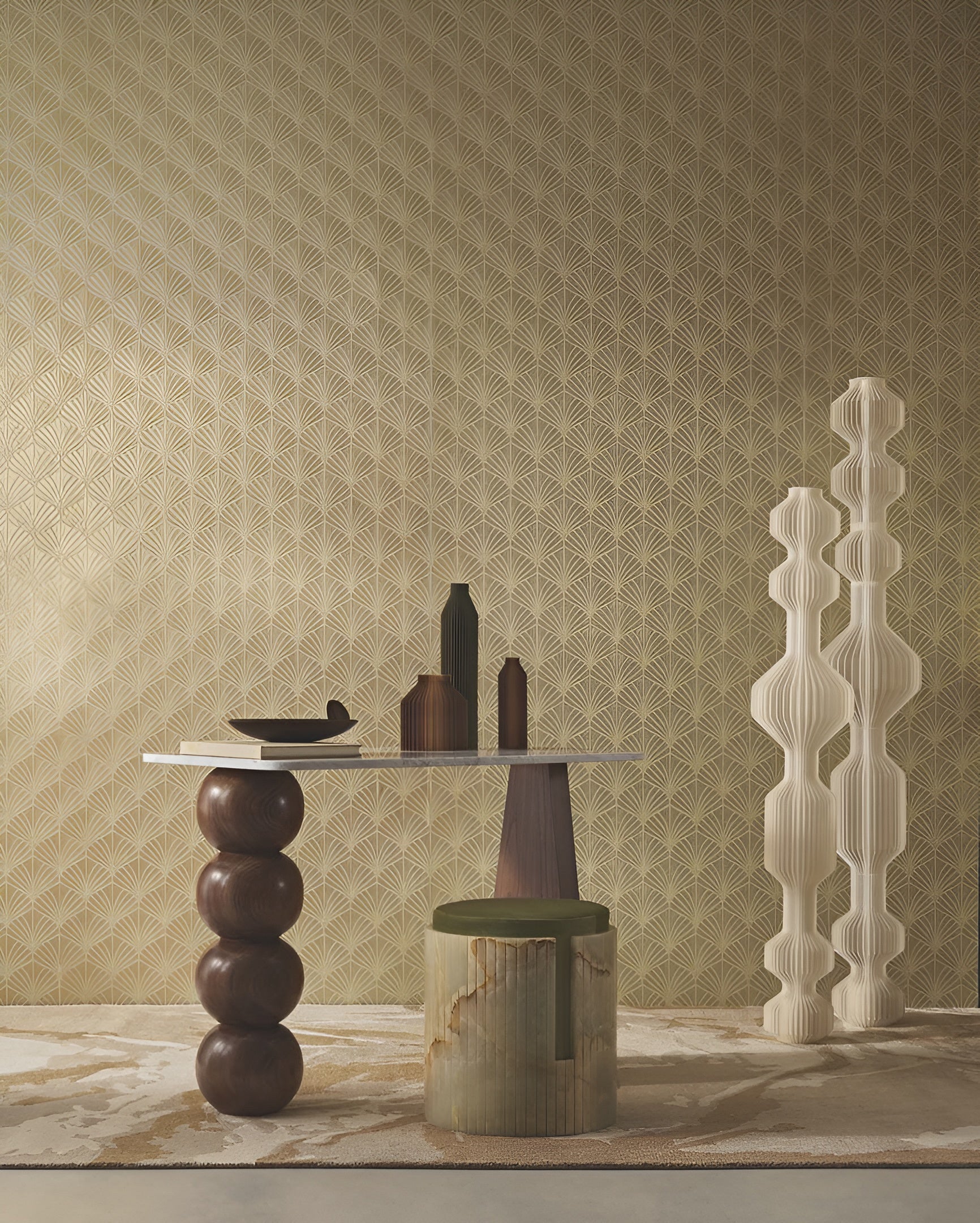 Metallic structural wallpaper with a plant leaf motif NEREIDES - MARRON GLACÉ/DORÉ warm beige with gold