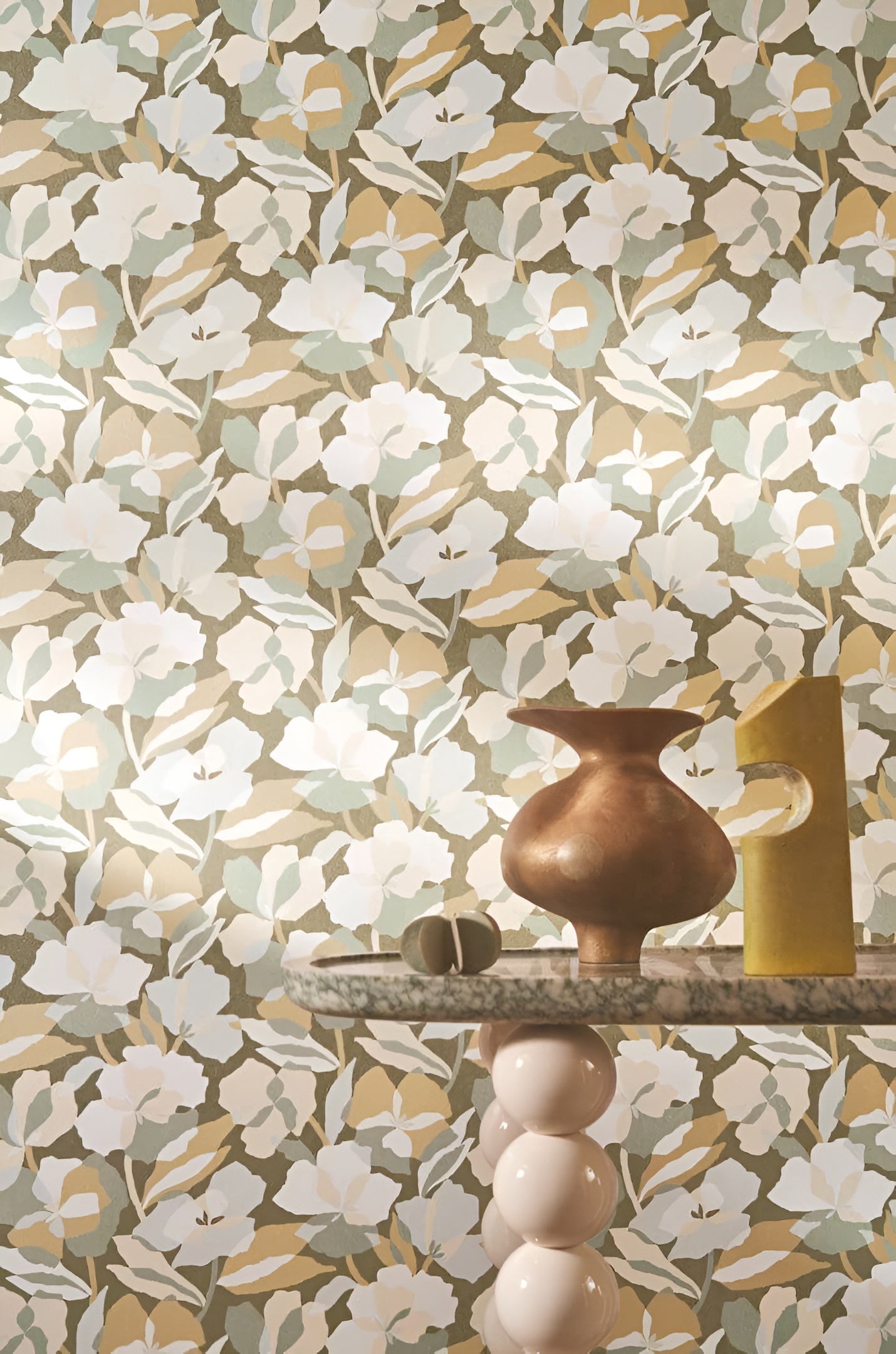 Vlies-Tapete mit Pflanzenmotiv AMARYLLIS - SALBEI/NACRÉ hellgrün mit beige