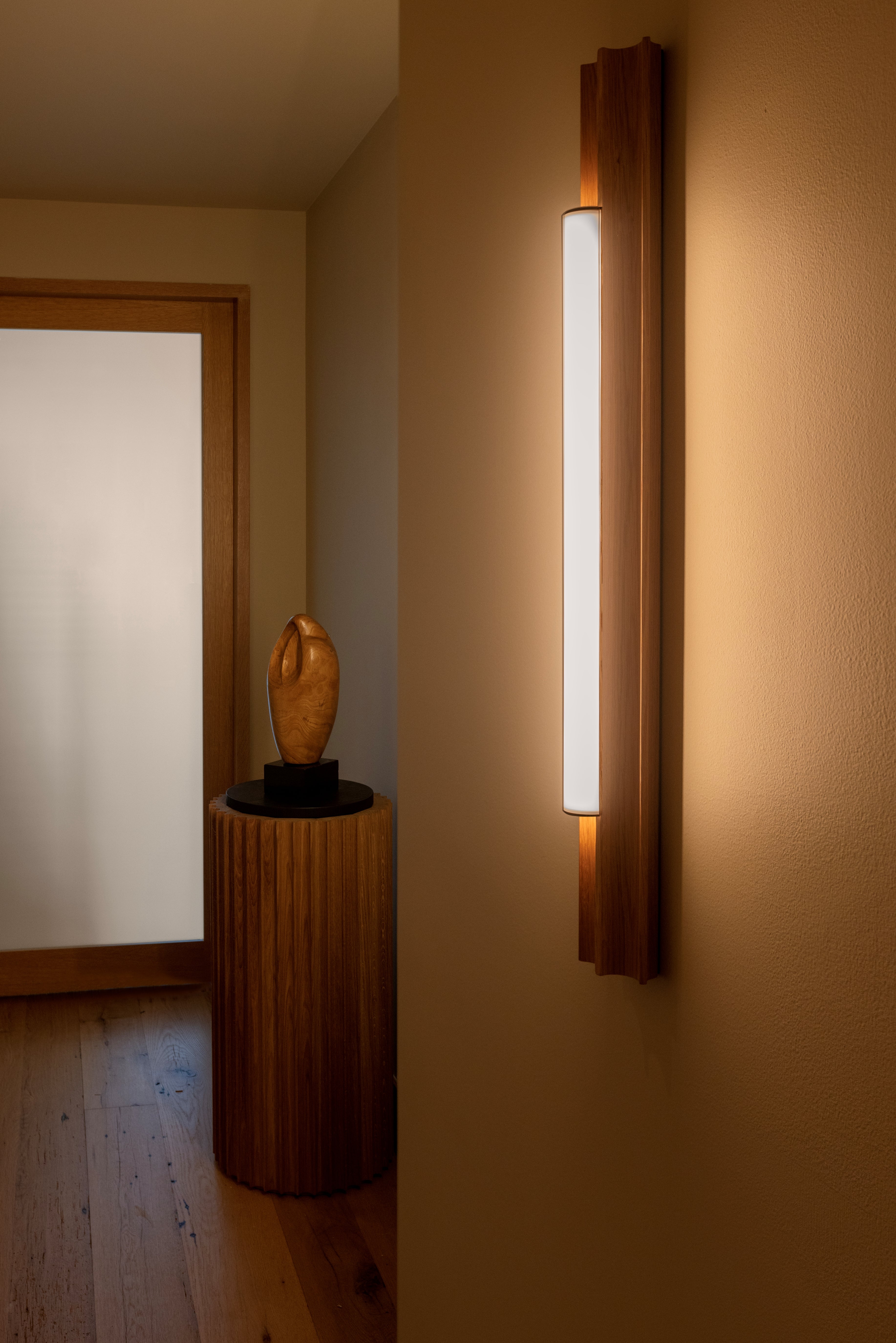 ALTAR wall lamp in oak wood with a brass finish
