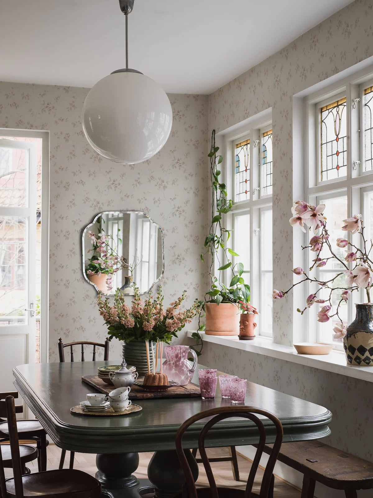 Non-woven paper wallpaper with a floral pattern VINTAGE ROSE in off-white with pink