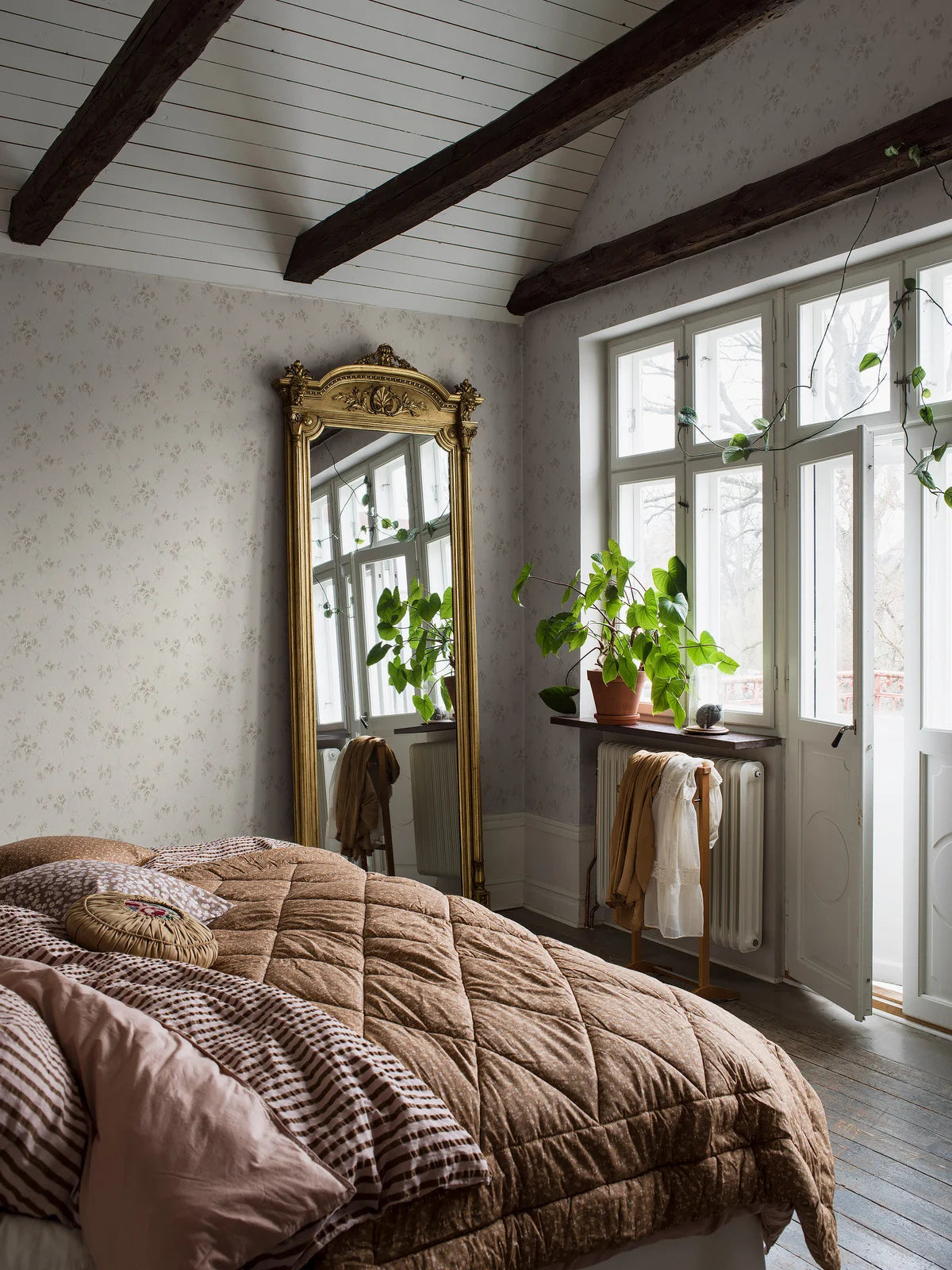 Non-woven paper wallpaper with a floral pattern VINTAGE ROSE light beige