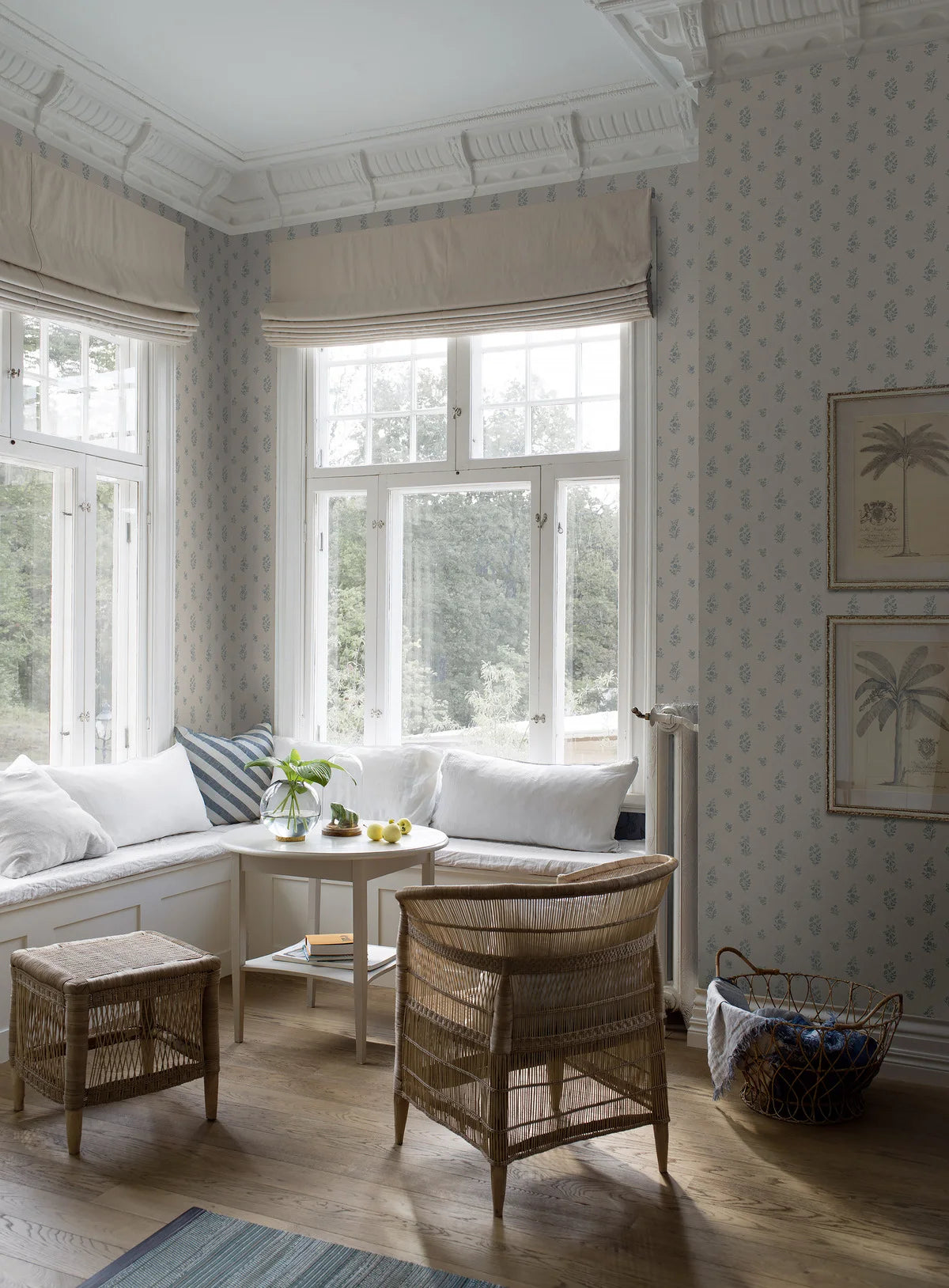 Non-woven paper wallpaper with a floral pattern PETIT FLEURS beige with blue