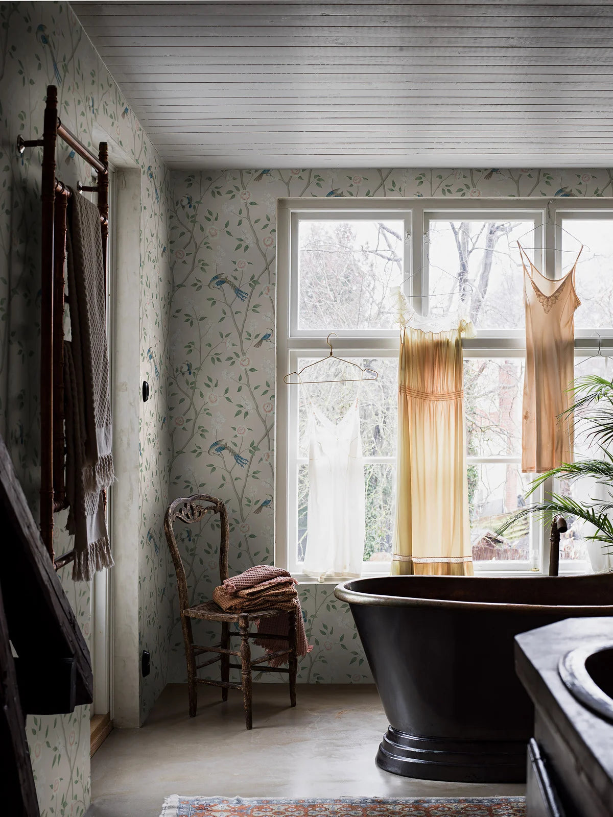 Non-woven paper wallpaper with a botanical pattern PARADISE BIRDS beige with green and pink