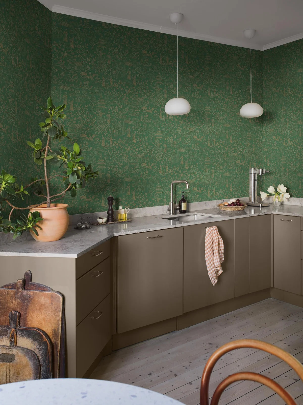 Non-woven paper wallpaper with a botanical pattern ORIENTAL GARDEN green with gold