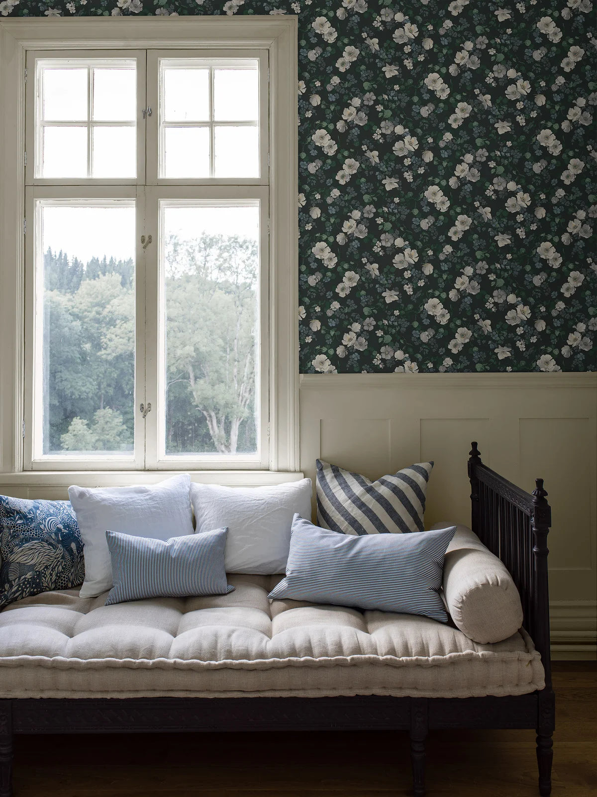 Non-woven paper wallpaper with an enchanting flower pattern in dark gray with white