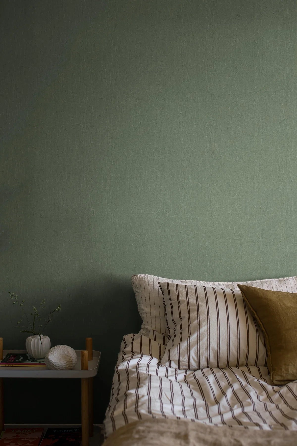 Structural wallpaper imitating linen LINEN - FOREST dark green