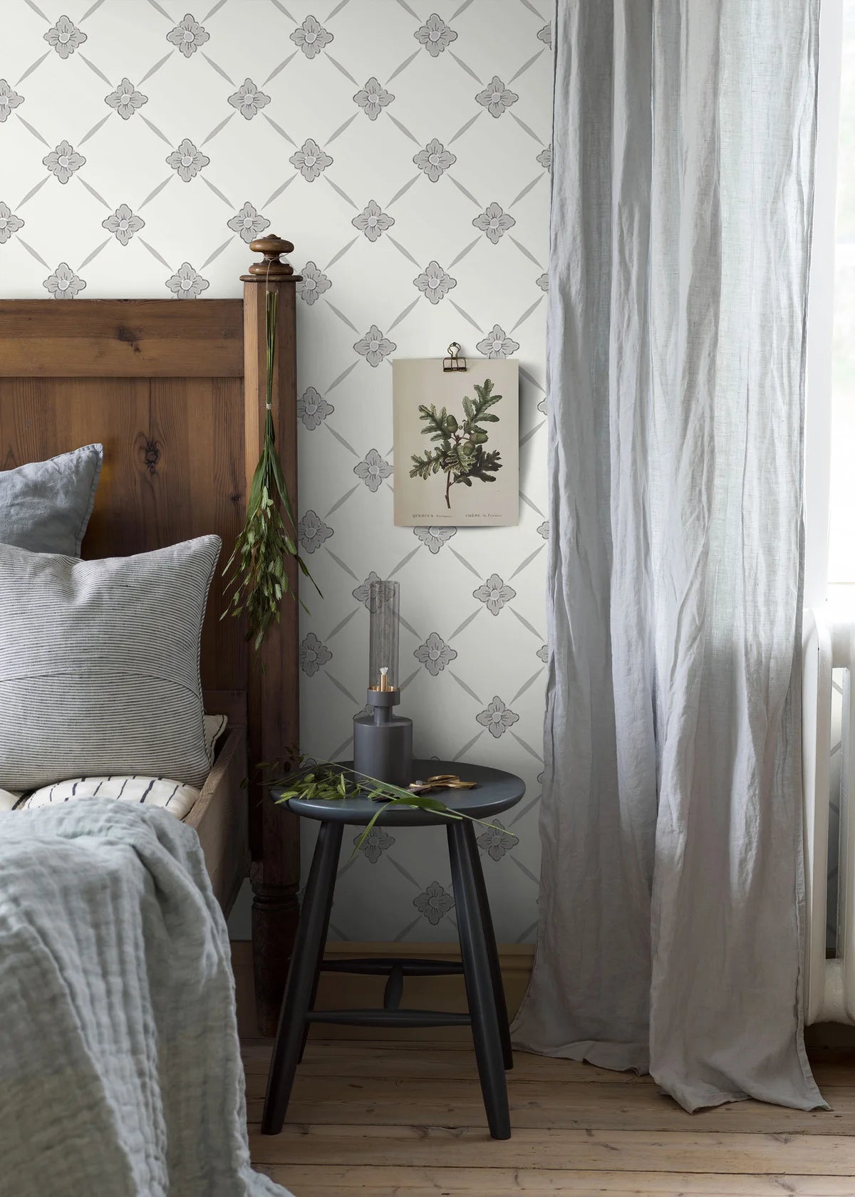 Vlies-Tapete mit pflanzlichem Muster LINNÉ warmweiß mit grau-beigen Akzenten