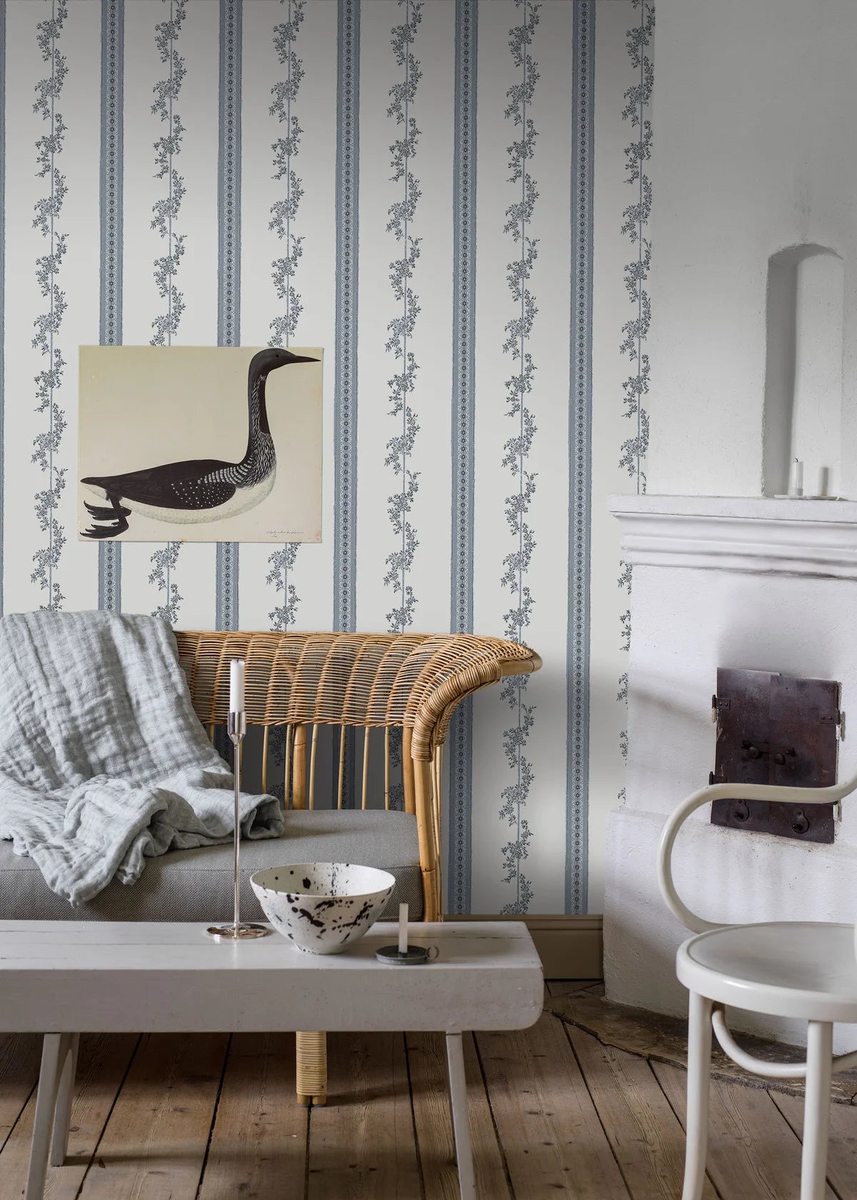 Vlies-Tapete mit pflanzlichem Muster DROTTNINGHOLM blau mit cremefarbenem Hintergrund