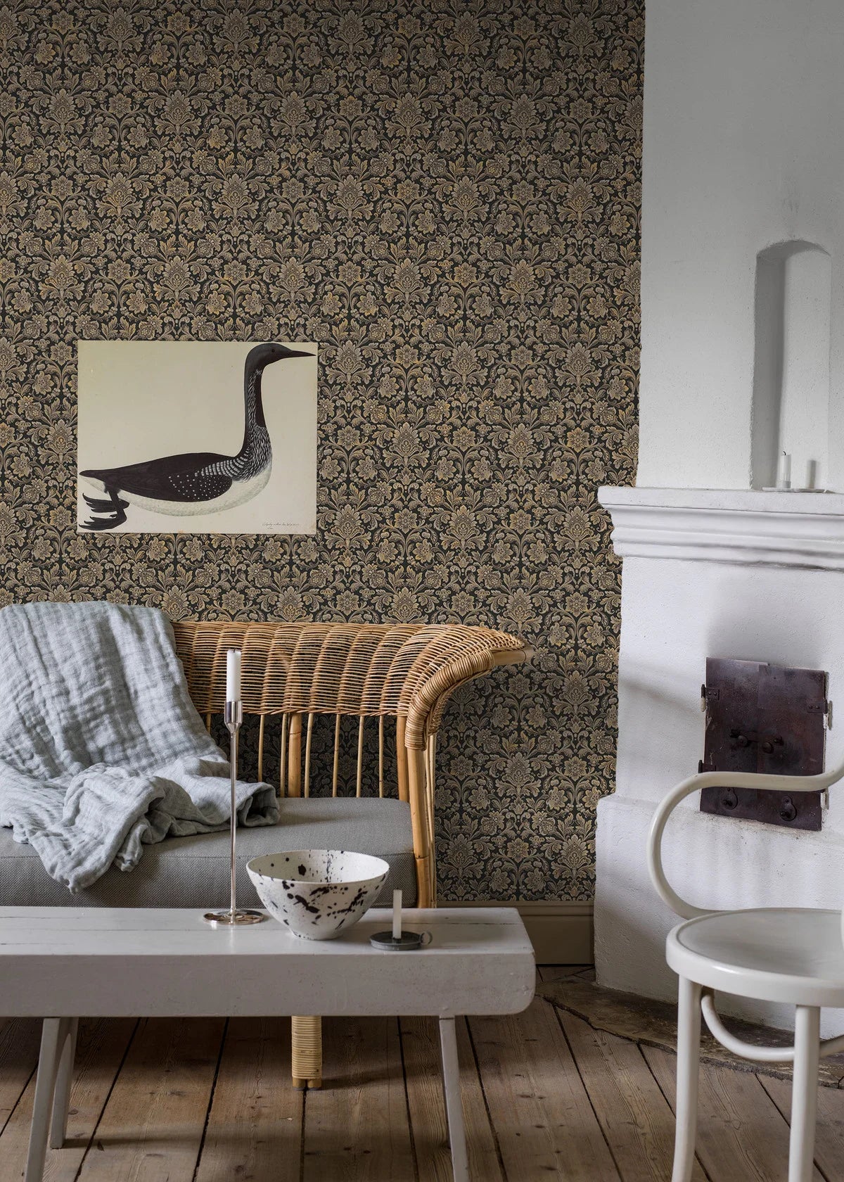 Non-woven paper wallpaper with a plant pattern FOGLAVIK brown with black