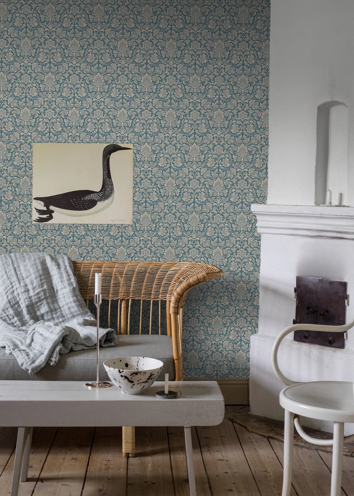 Non-woven paper wallpaper with a floral pattern FOGLAVIK blue with cream