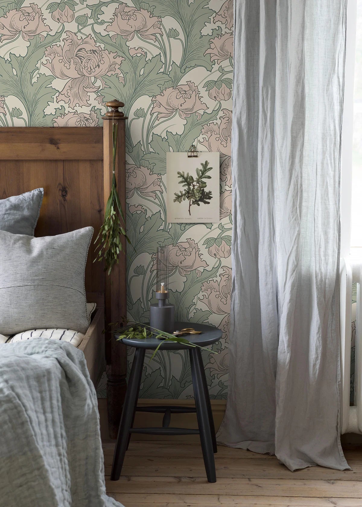 Non-woven paper wallpaper with a floral pattern SIRI in pastel pink with beige and green