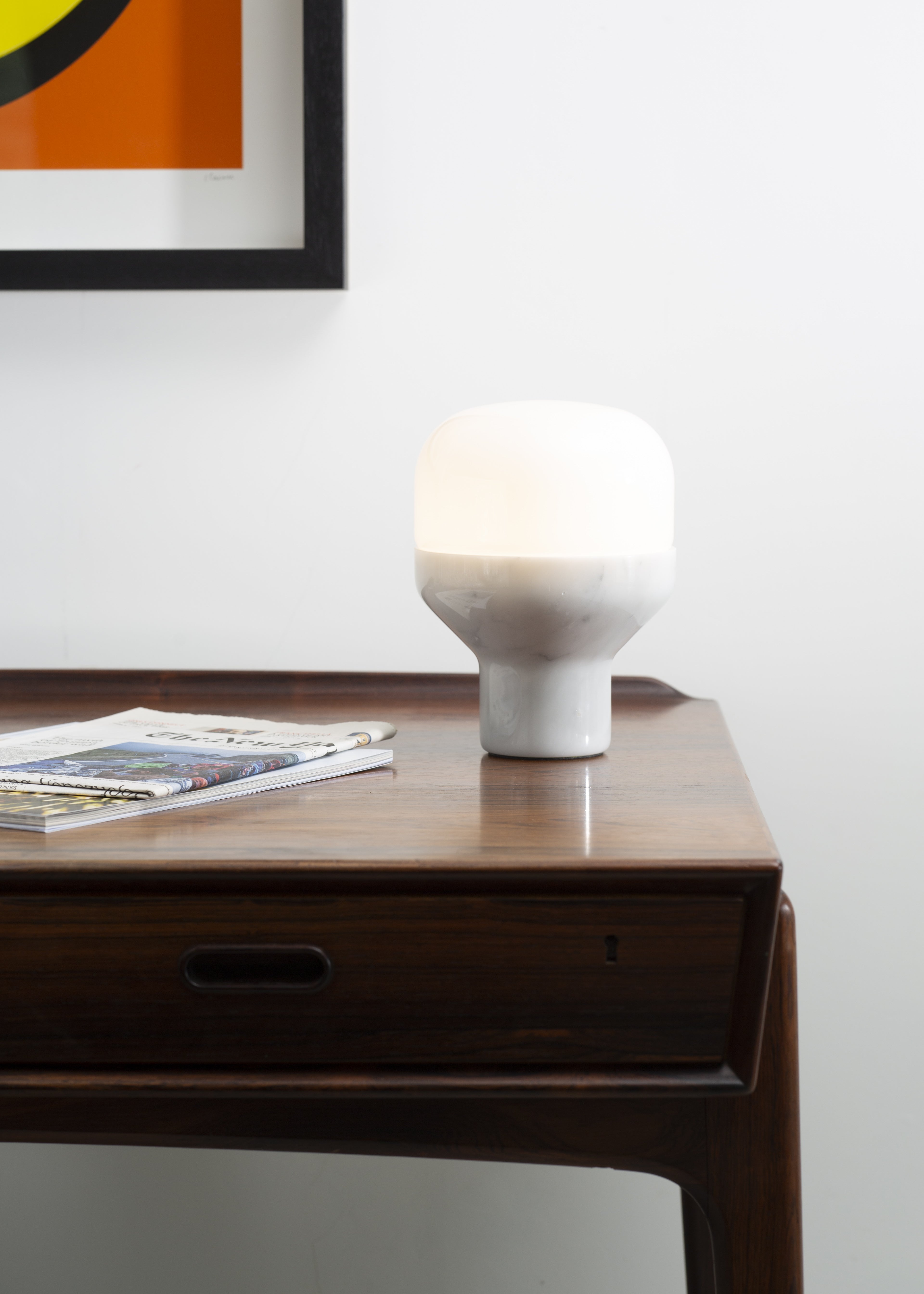 DELUX table lamp with opal glass and a black base