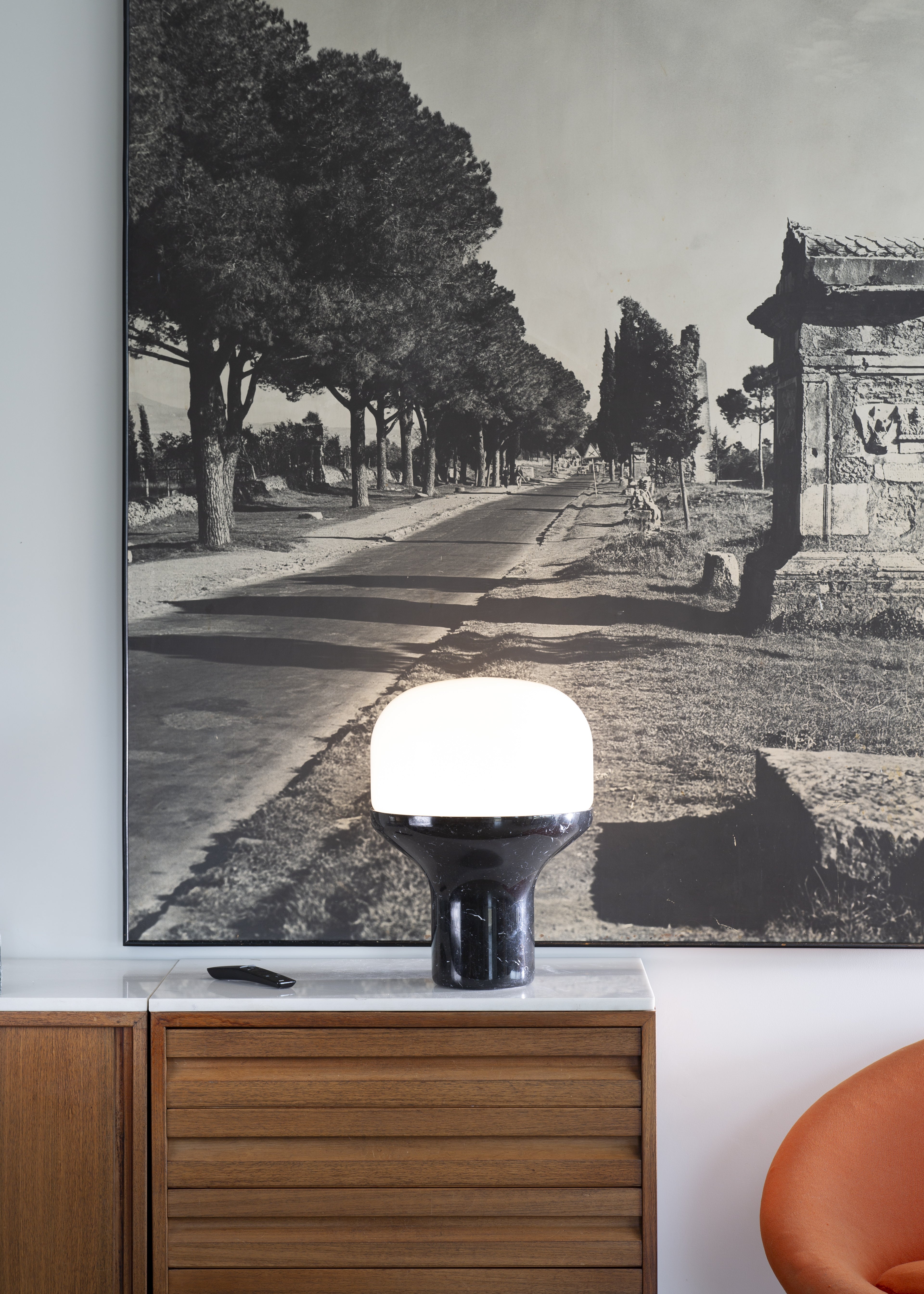 DELUX table lamp with opal glass and a black base