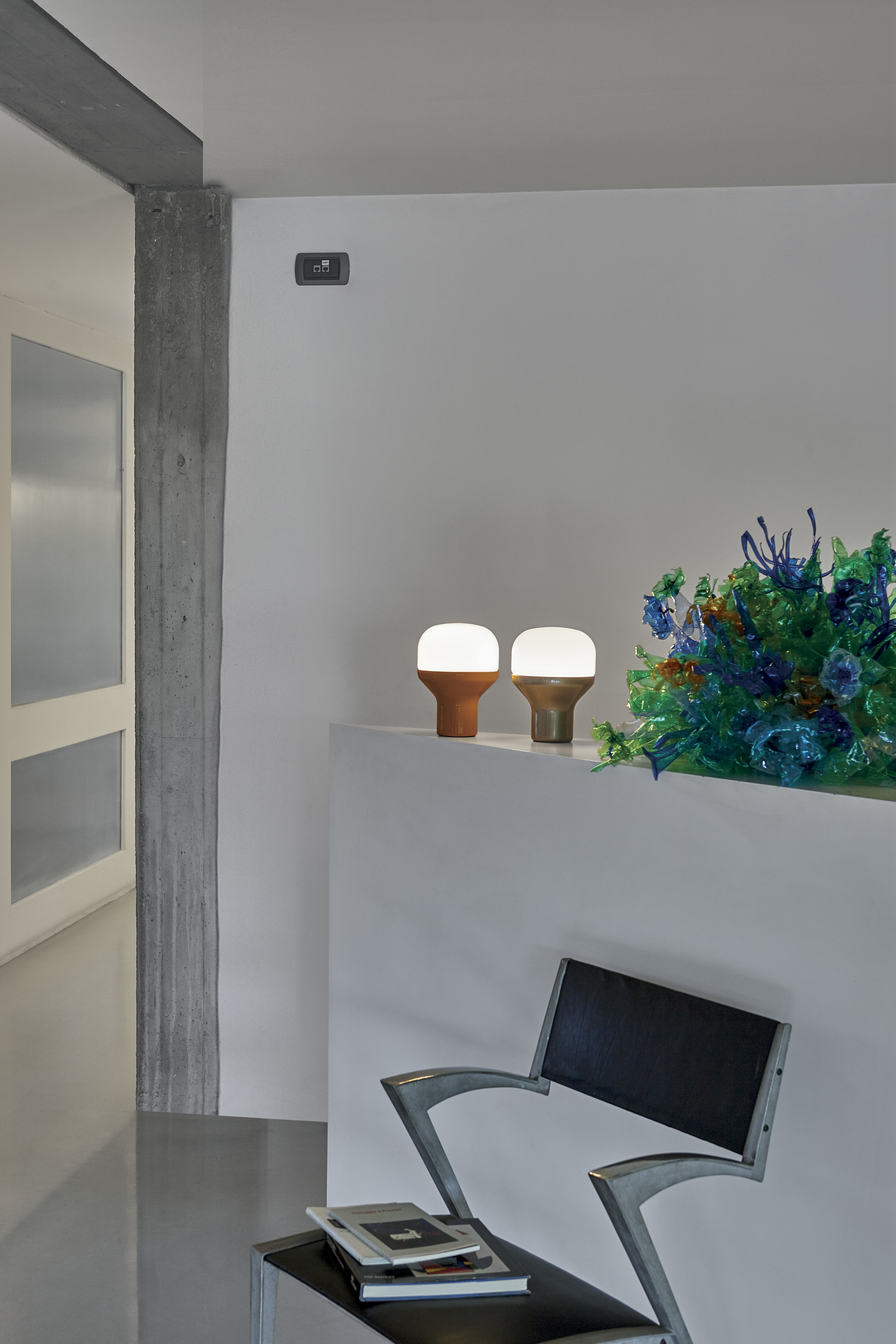DELUX table lamp with opal glass and a black base