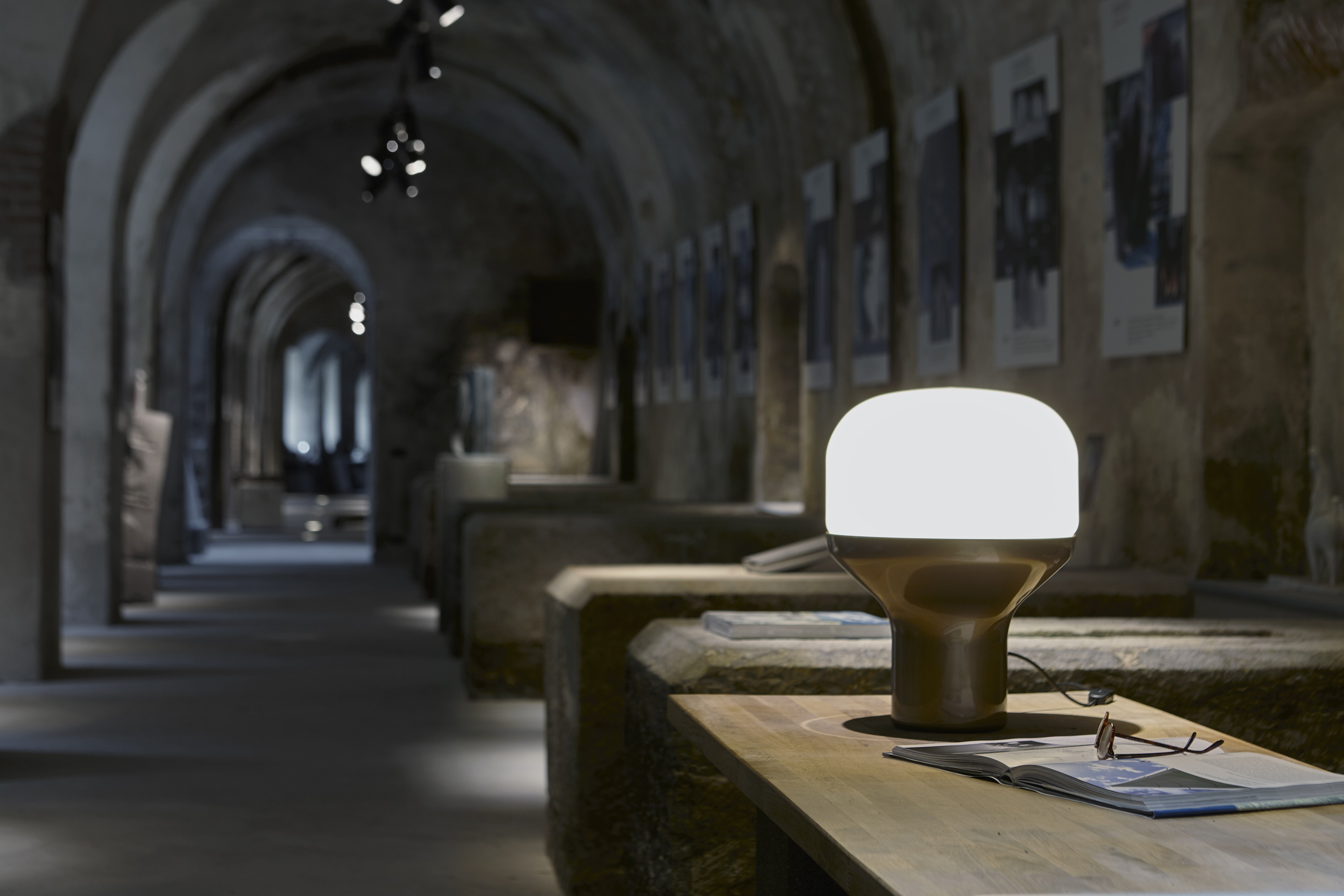 DELUX table lamp with opal glass and a black base