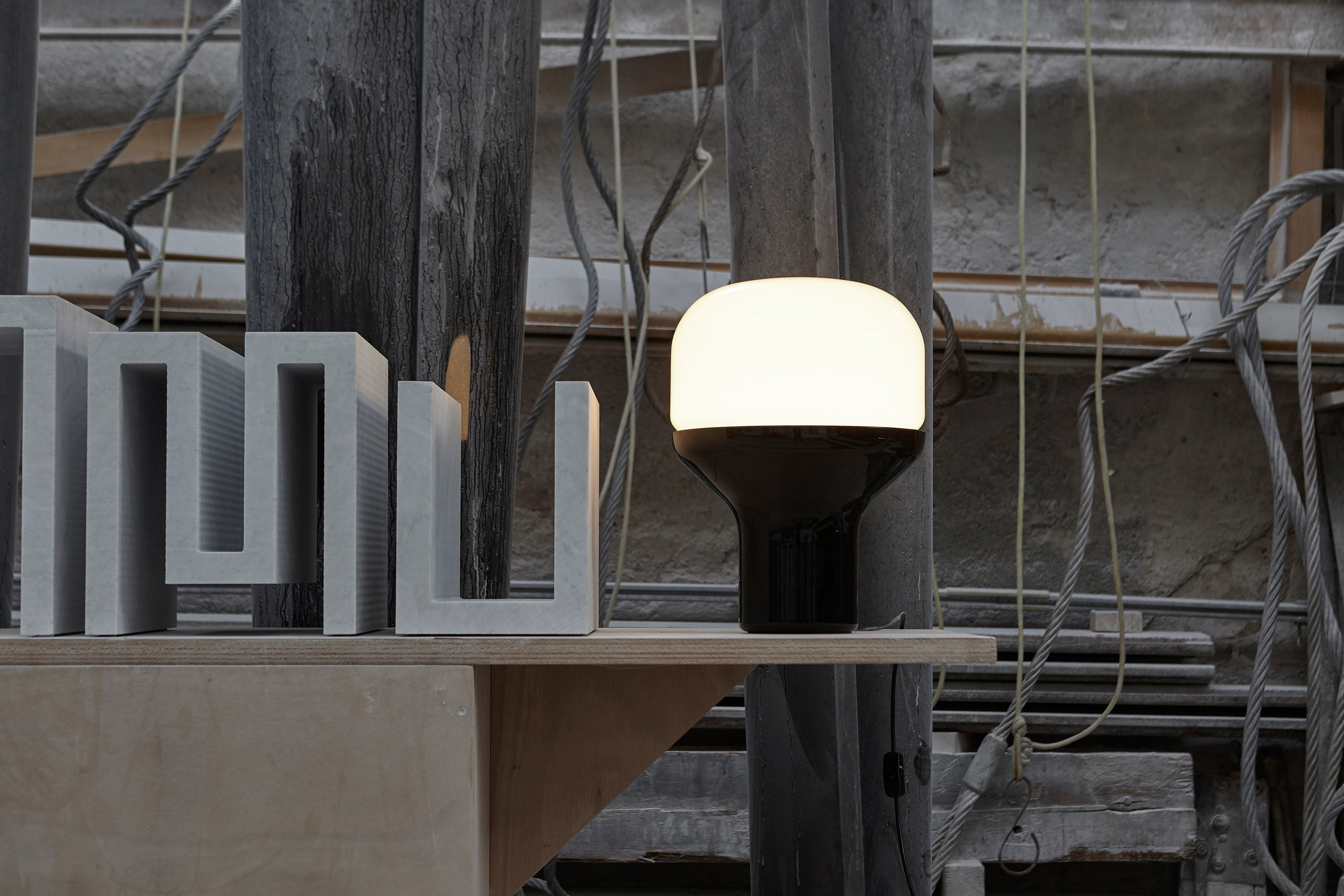 DELUX table lamp with opal glass and a black base