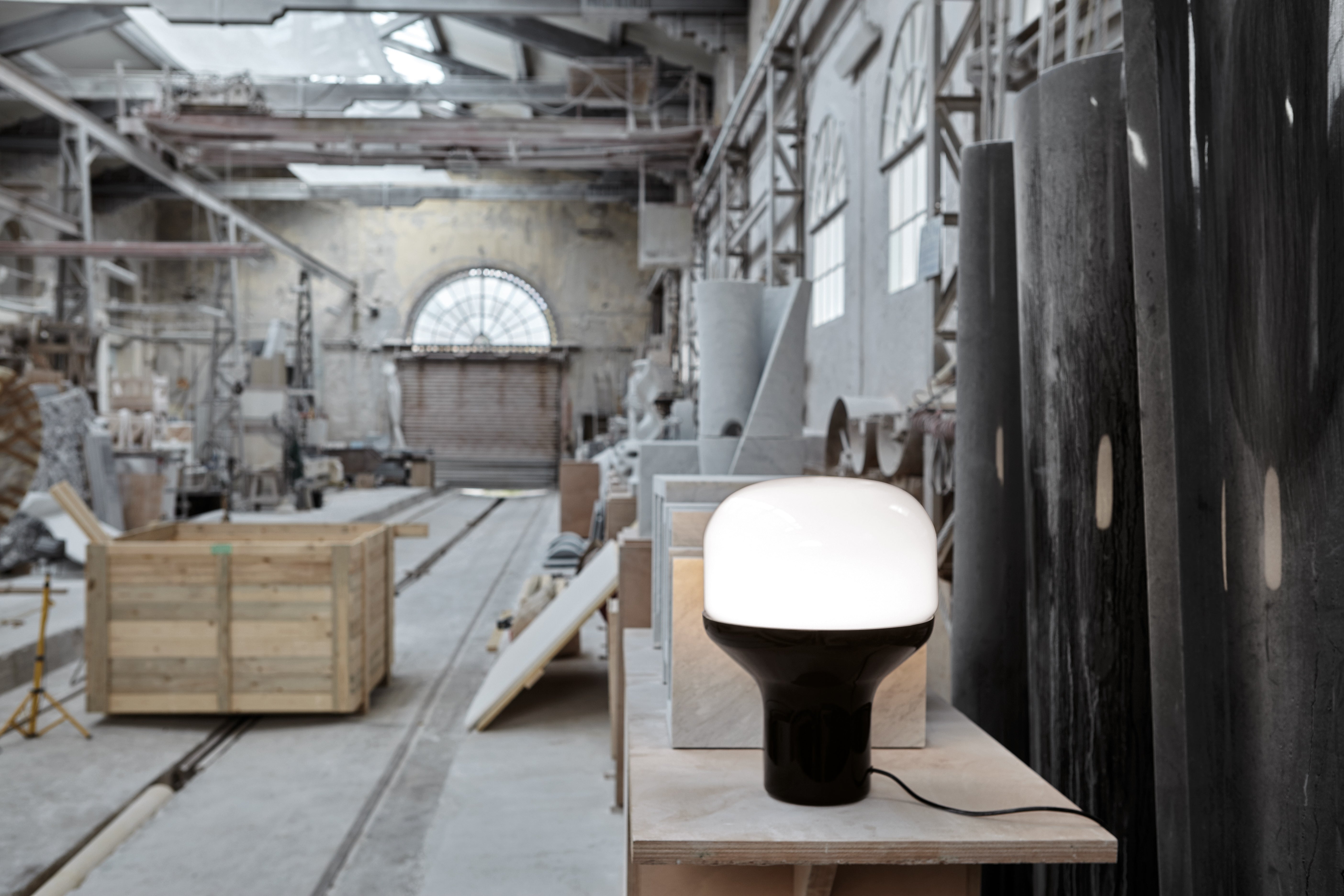 DELUX table lamp with opal glass and a black base