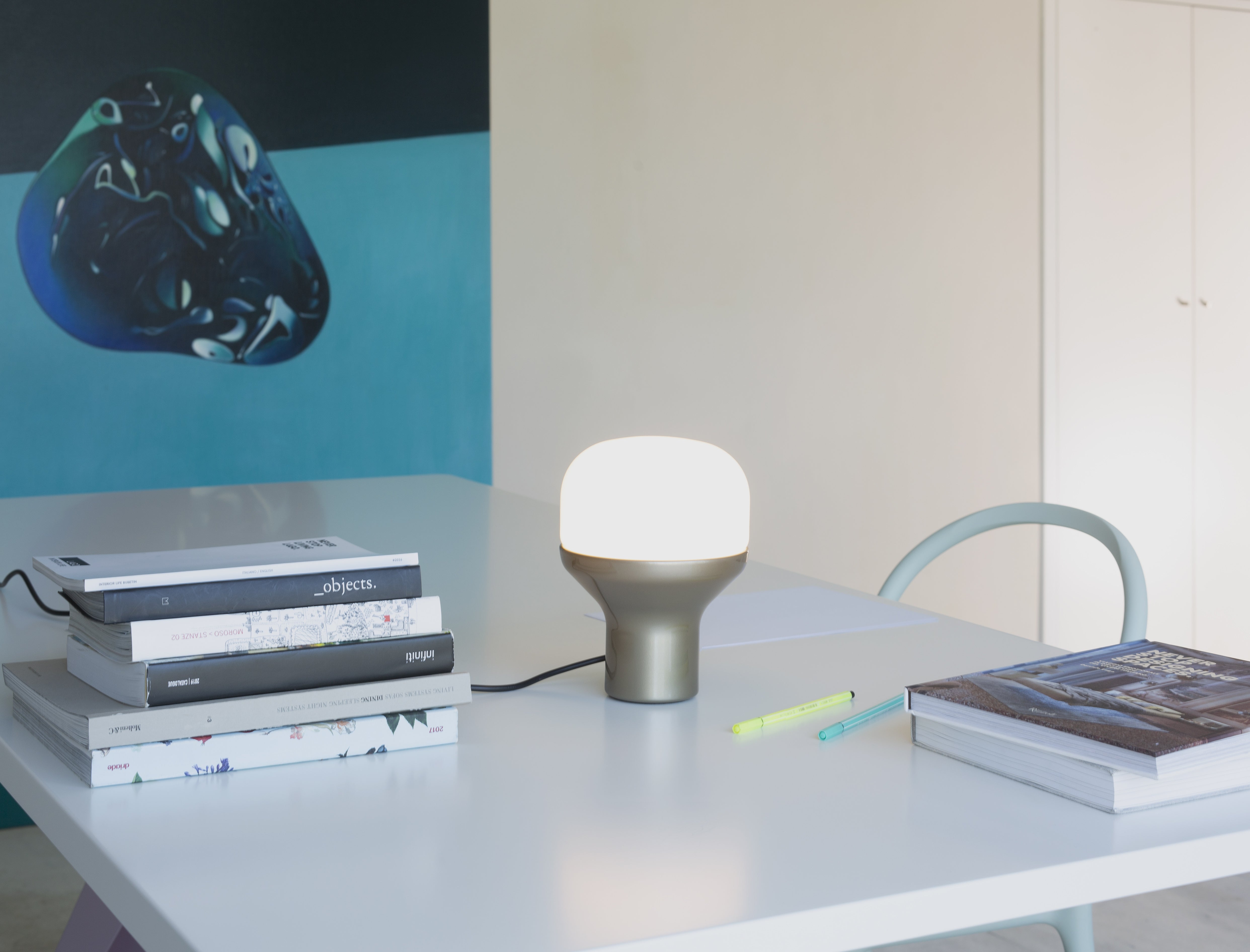 DELUX table lamp with opal glass and a black base