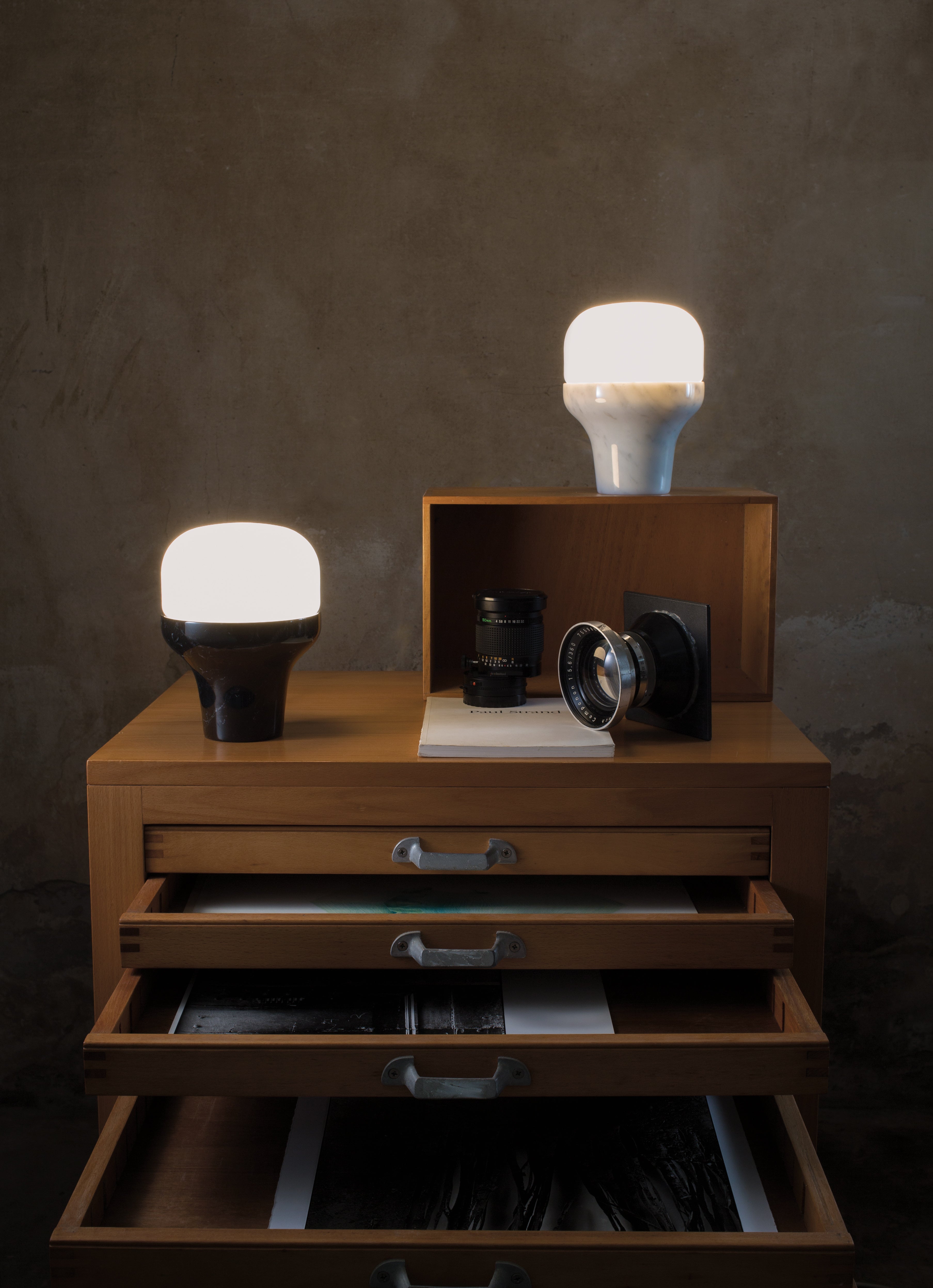 DELUX table lamp with opal glass and a black base