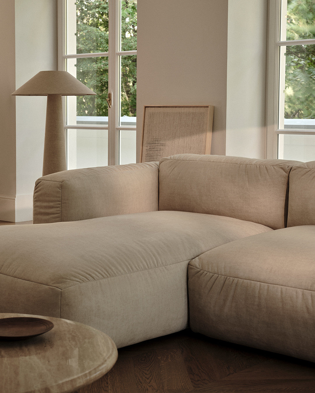 Linke Ecke mit einem dunklen beige Martin -Tisch