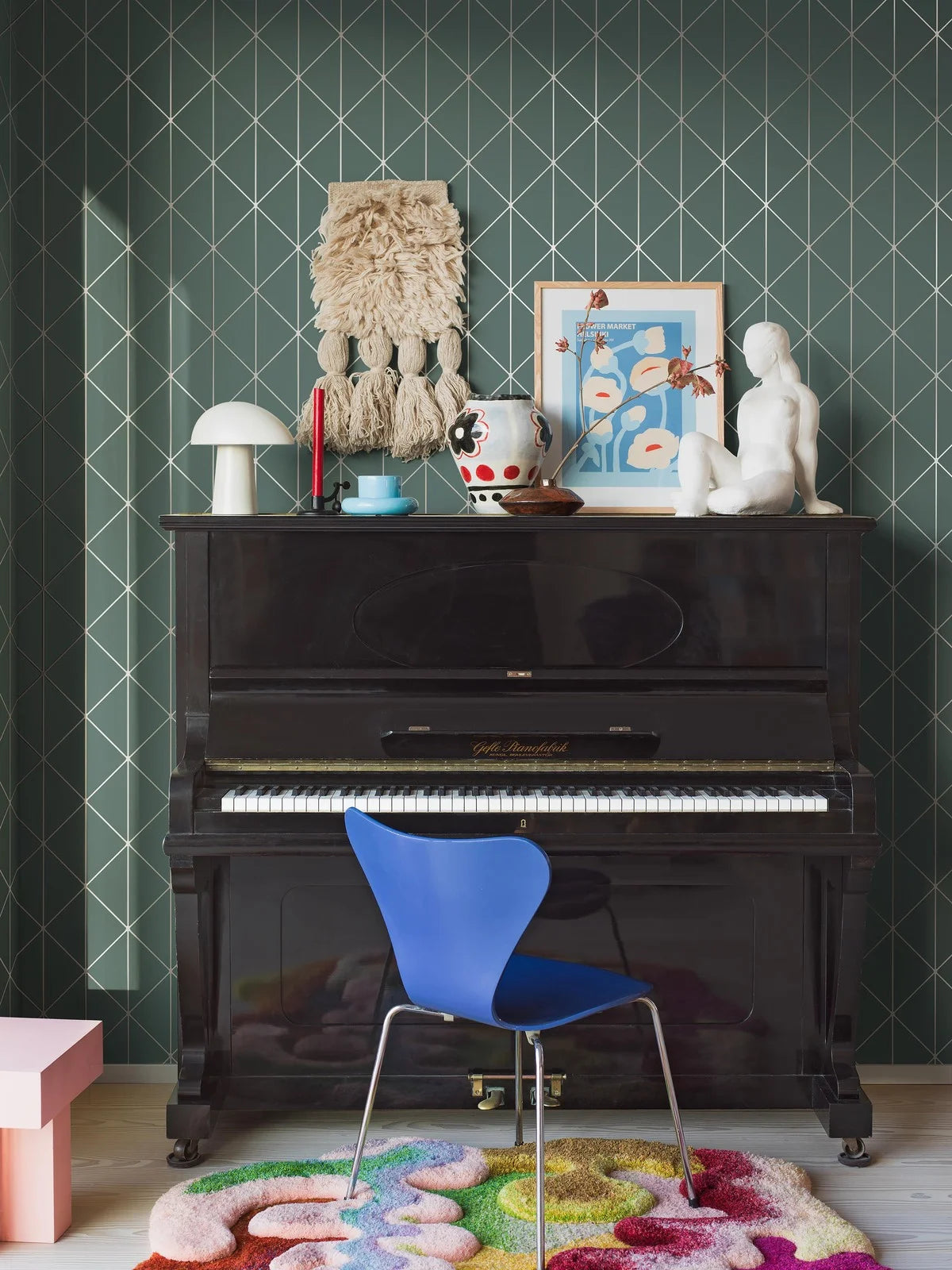 Non-woven paper wallpaper with a geometric DIAMONDS pattern in green