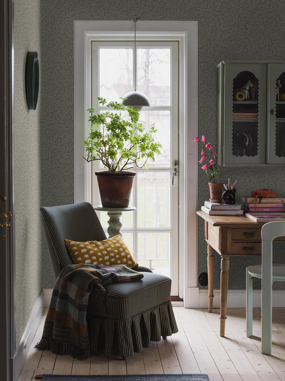 VINTERGRONA Green and Beige Leaf Patterned Wallpaper