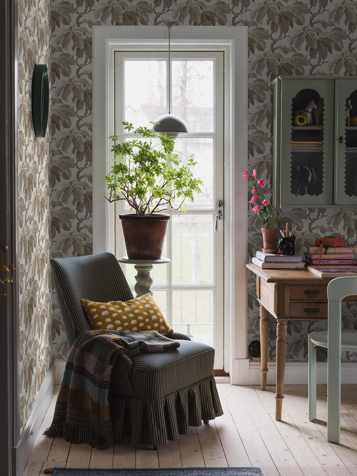 KASTANJI White and Brown Leaf Pattern Wallpaper