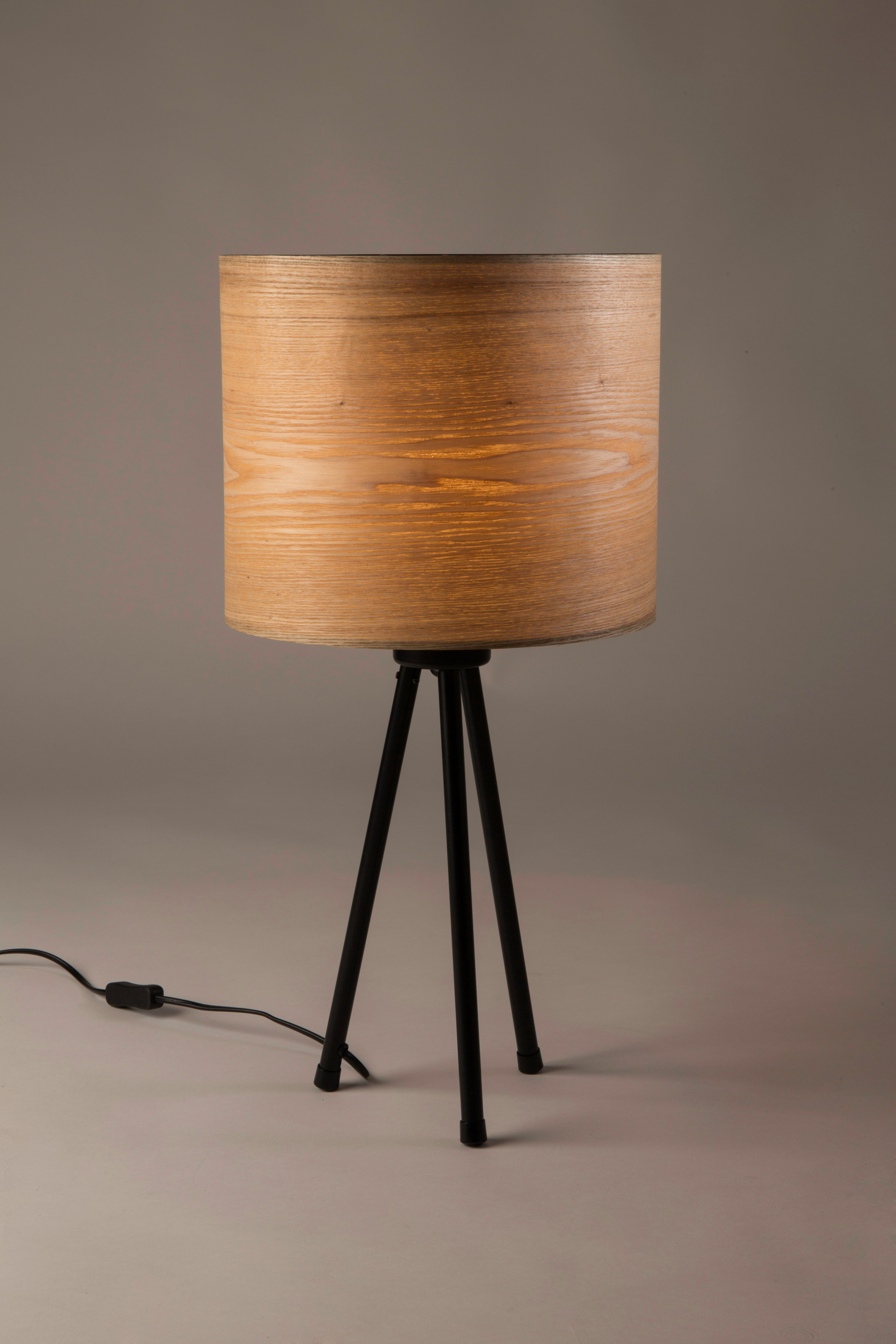 Tischlampe WOODLAND mit Eschenfurnier und schwarzem Sockel