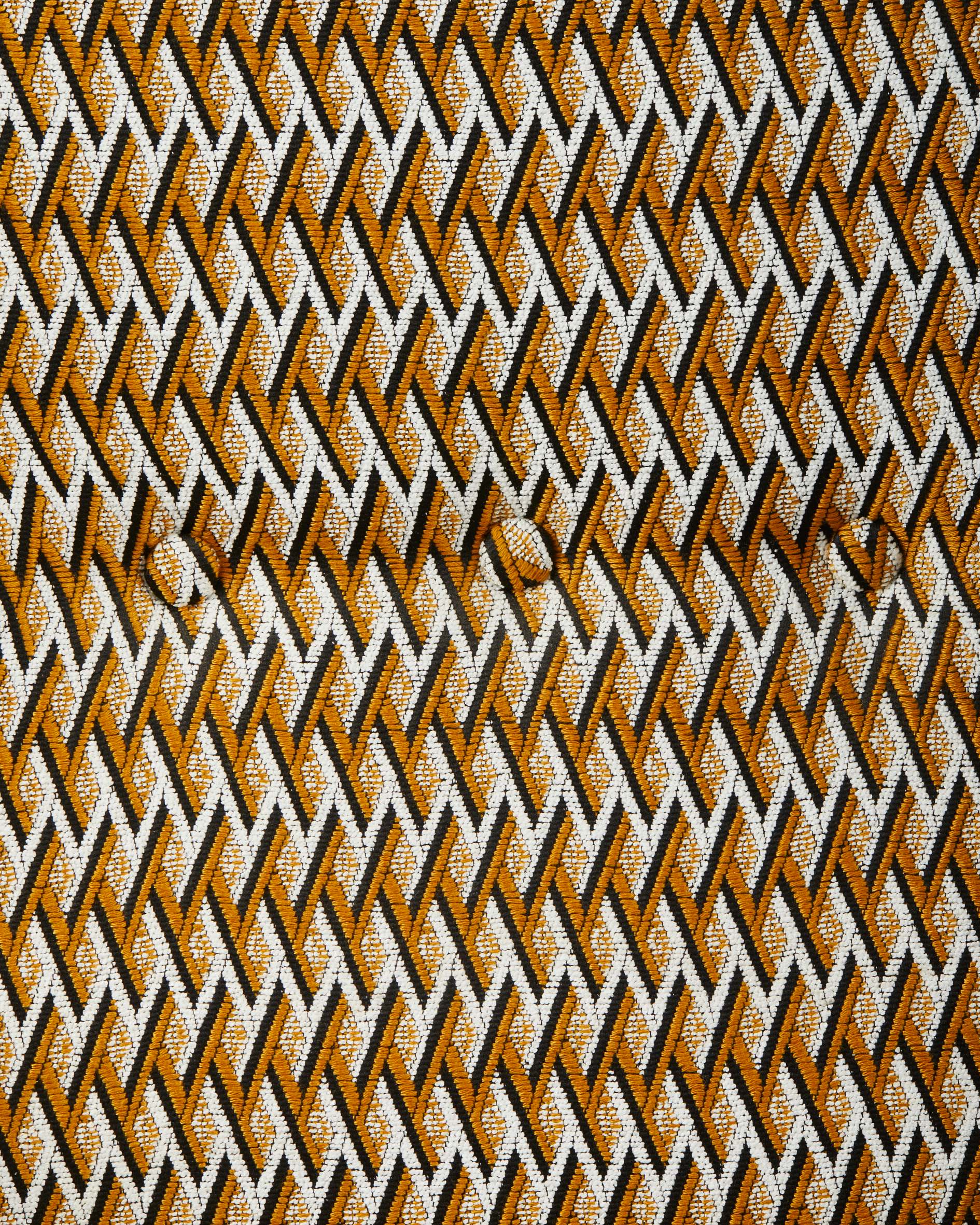 Sessel PEGGY in Lila mit geometrischen Mustern und Holzfuß