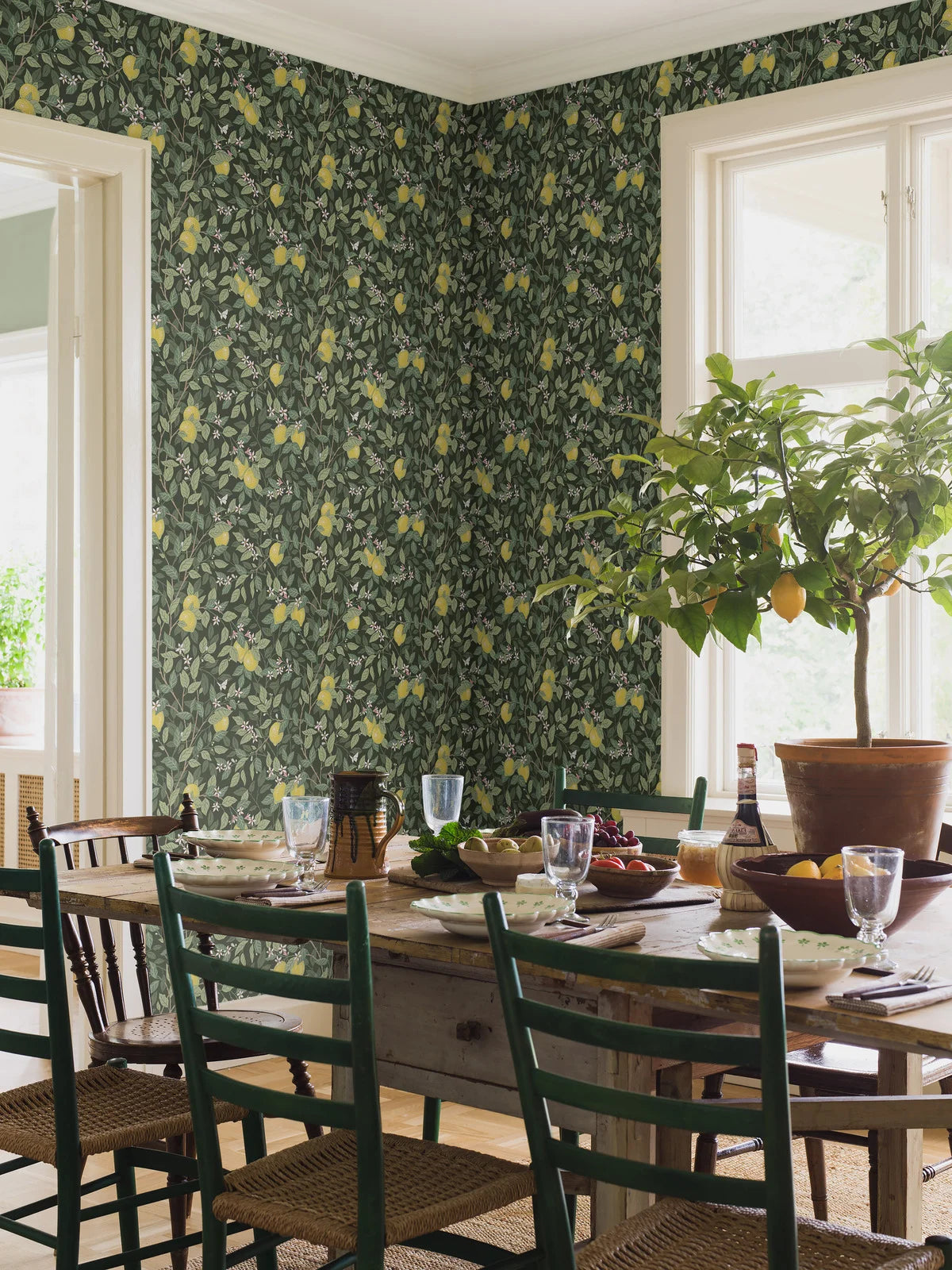 Non-woven paper wallpaper with a botanical pattern CITRONTRÄD green with yellow