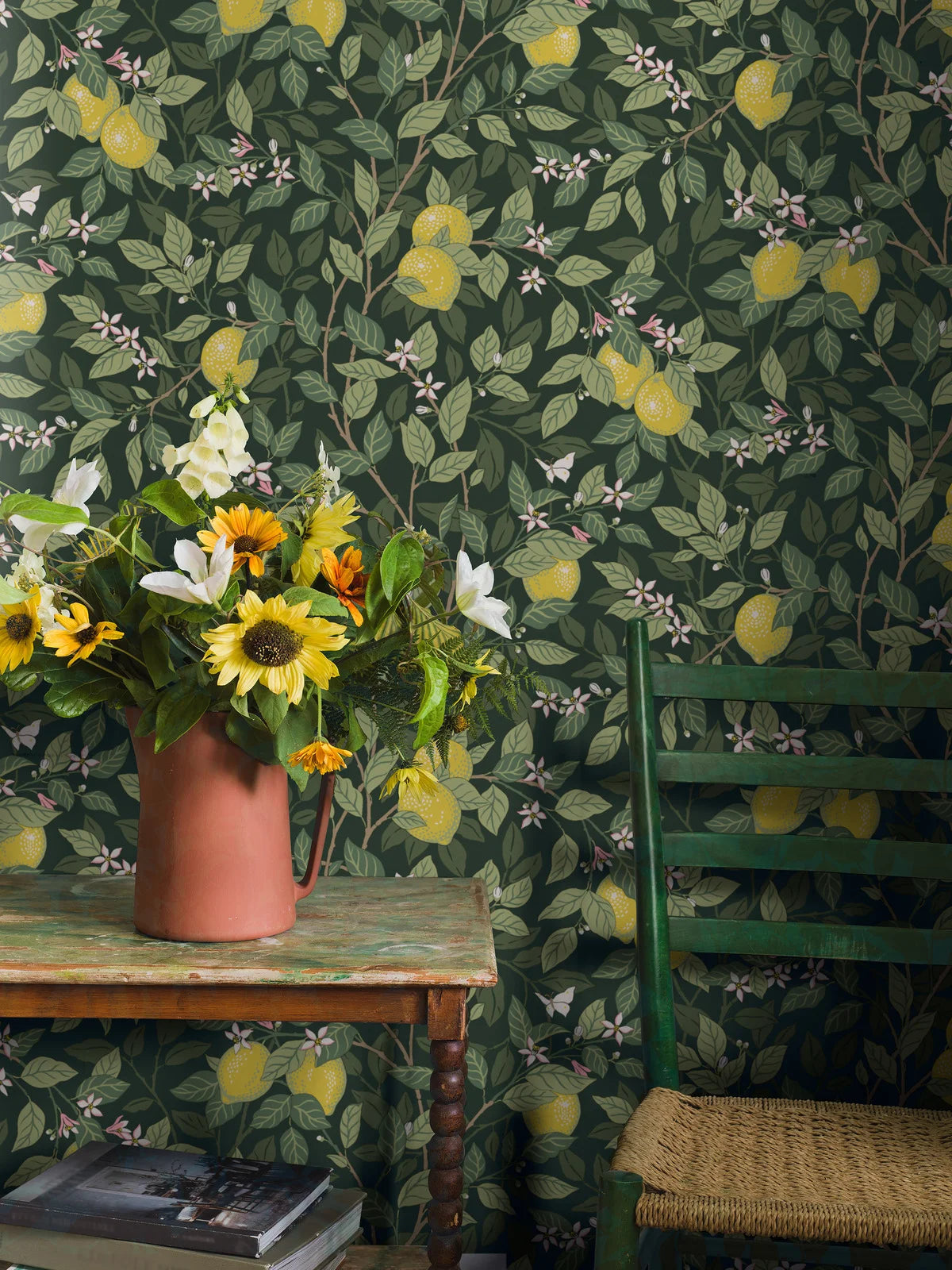 Non-woven paper wallpaper with a botanical pattern CITRONTRÄD green with yellow