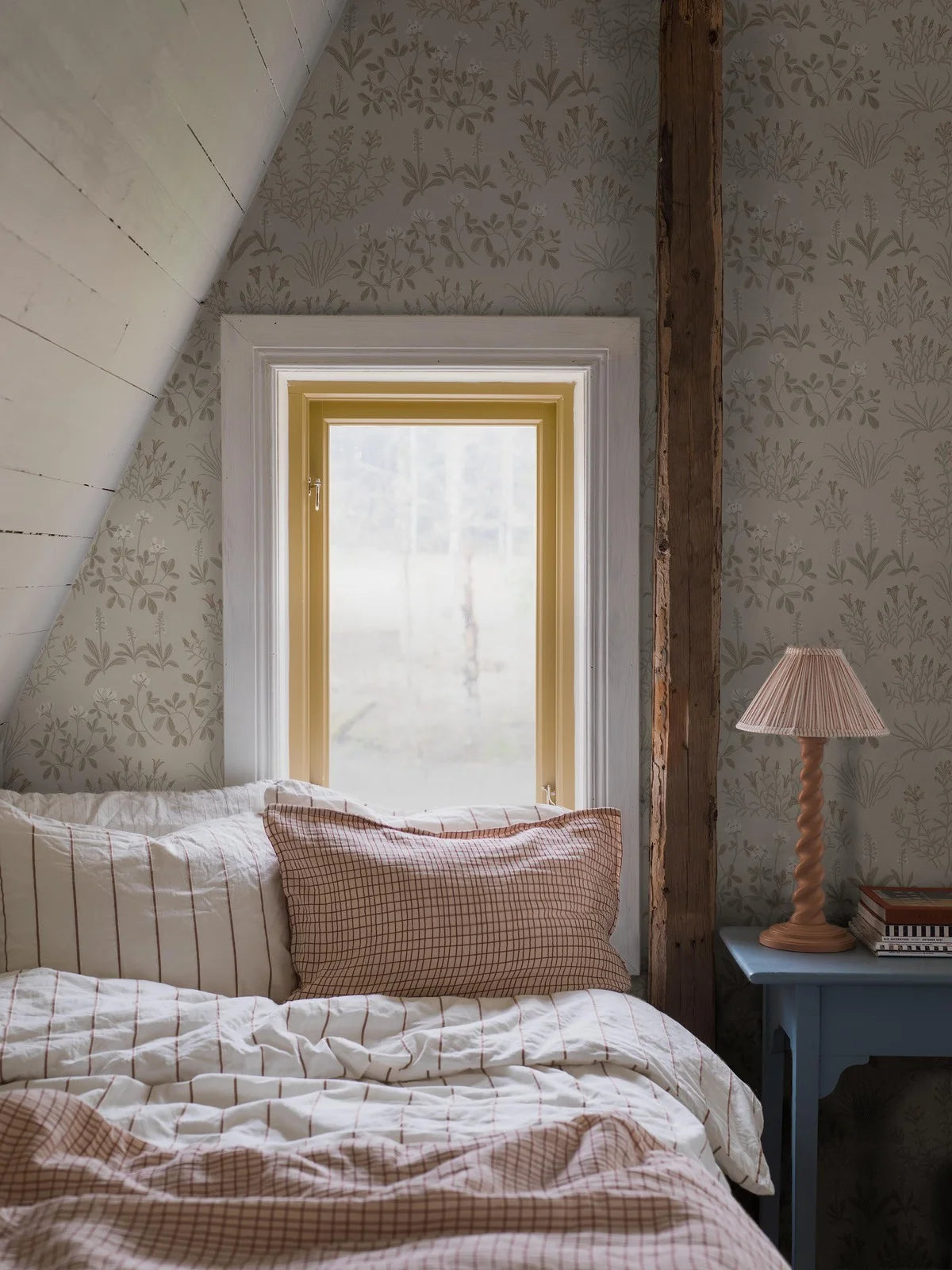 NORAS ANG sand floral plant motif wallpaper with brown