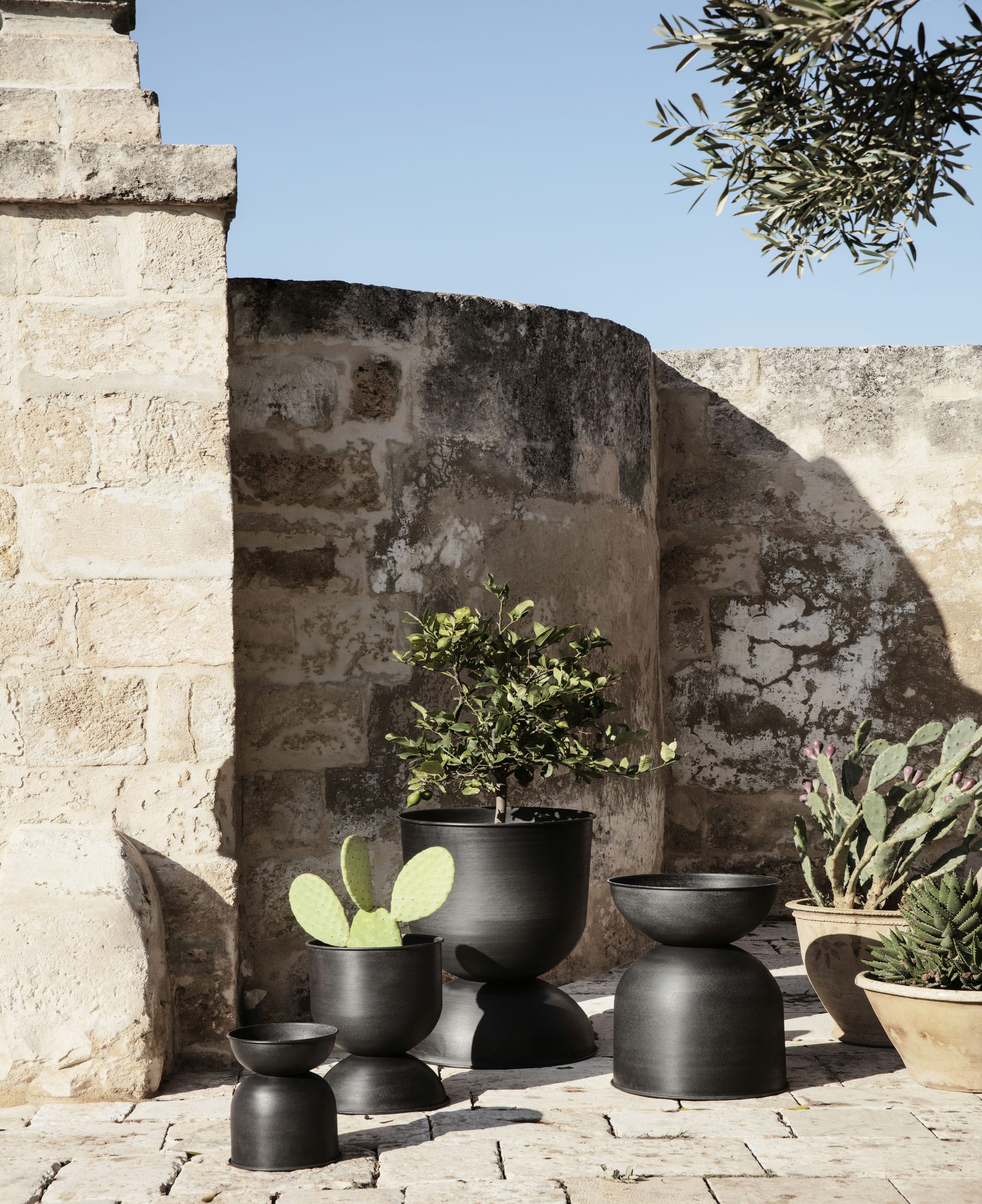 Hourglass pot black